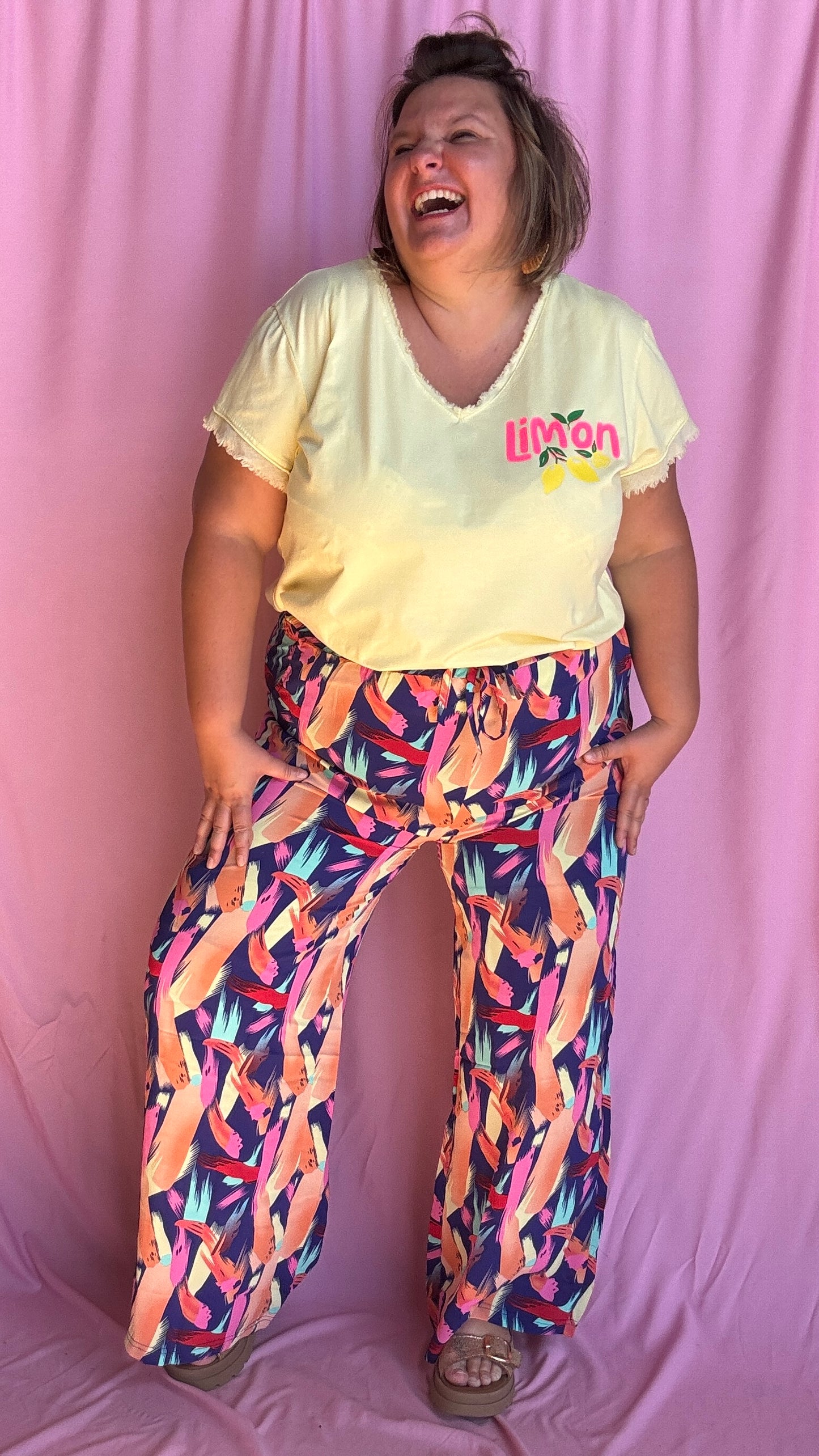 Un pantalon grande taille fluide et coloré pour illuminer toutes tes journées ! Avec ses motifs multicolors pleins de pep’s