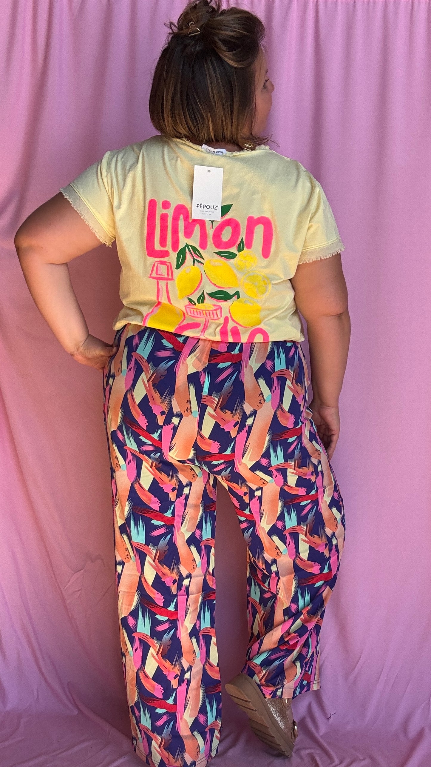 Un pantalon grande taille fluide et coloré pour illuminer toutes tes journées ! Avec ses motifs multicolors pleins de pep’s