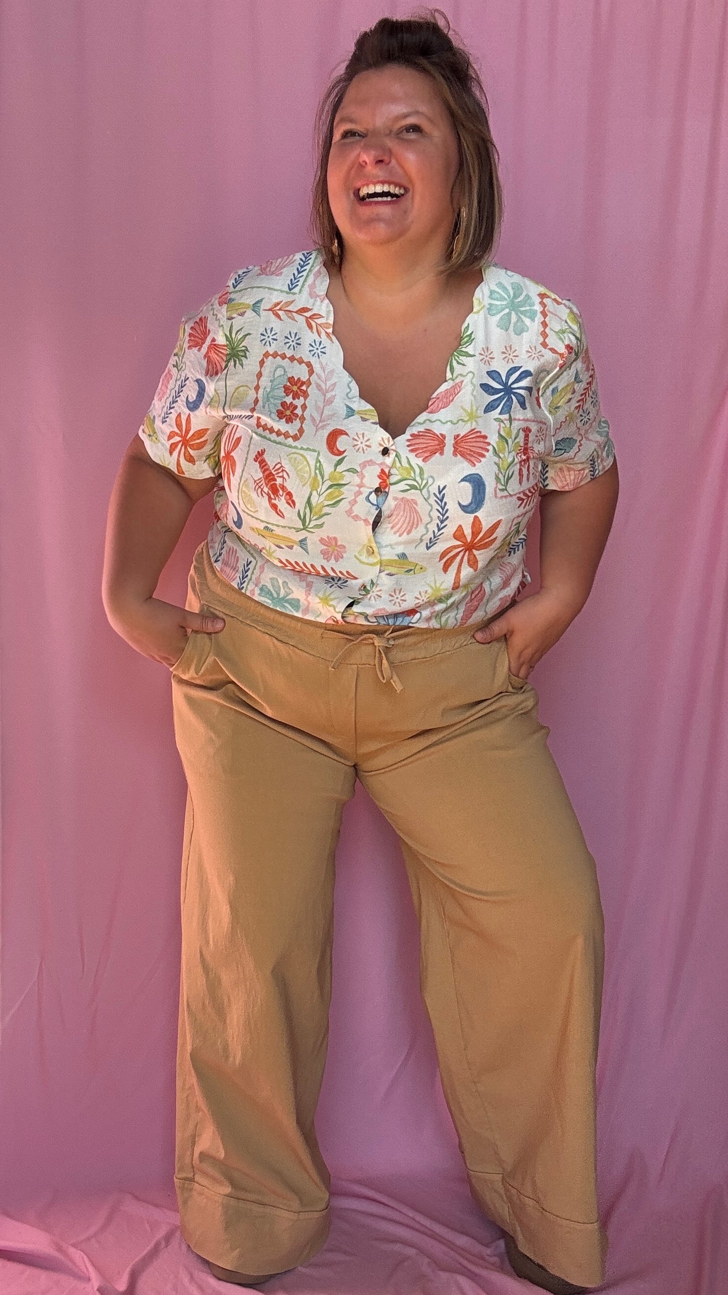 pantalon grande taille beige élégant et confortable au tombé fluide et chic, parfait pour sublimer toutes les morphologies