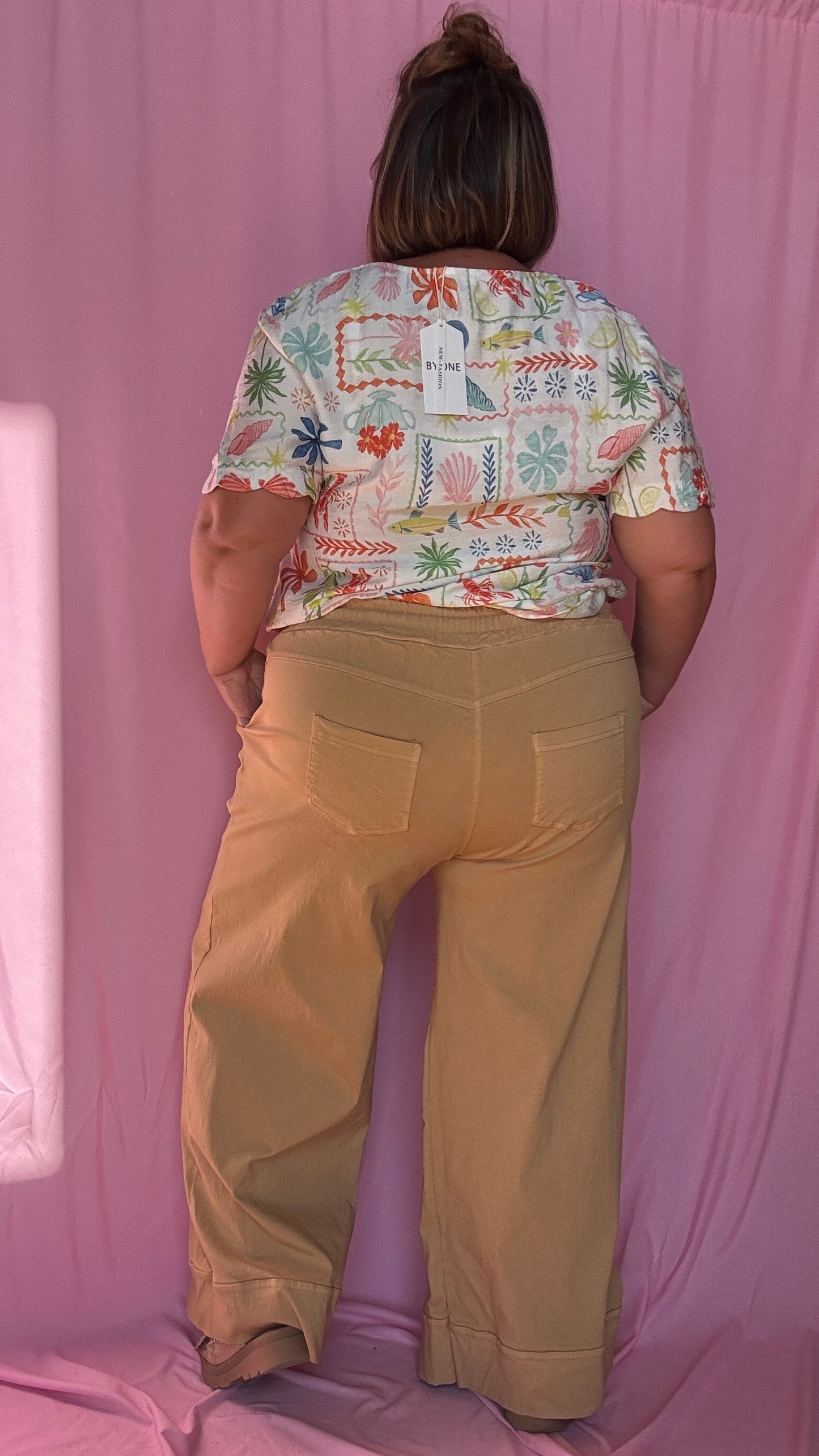 pantalon grande taille beige élégant et confortable au tombé fluide et chic, parfait pour sublimer toutes les morphologies