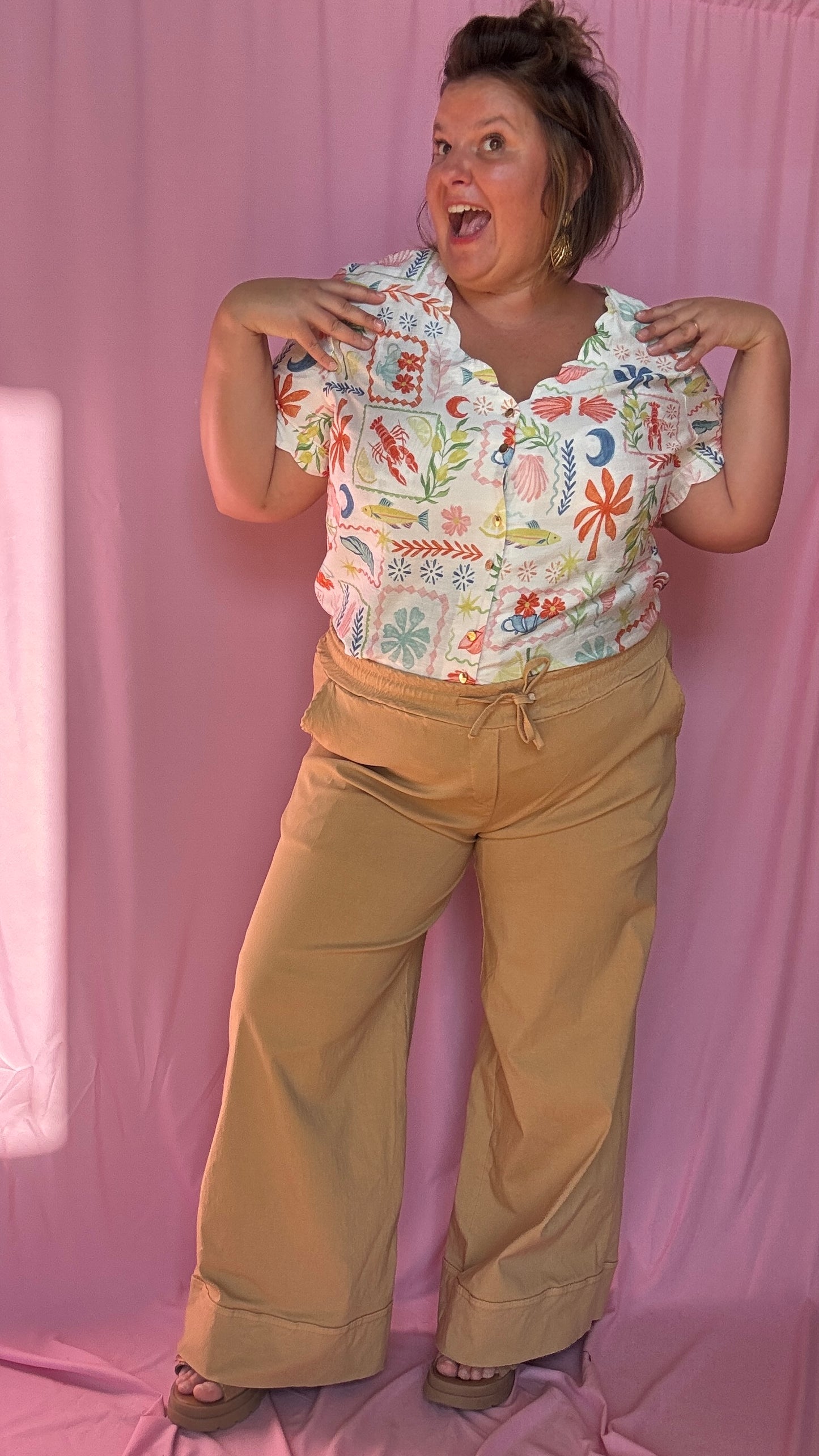 pantalon grande taille beige élégant et confortable au tombé fluide et chic, parfait pour sublimer toutes les morphologies