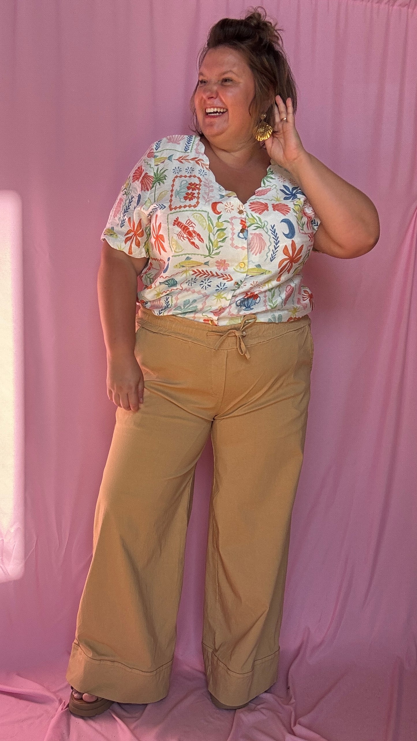 pantalon grande taille beige élégant et confortable au tombé fluide et chic, parfait pour sublimer toutes les morphologies