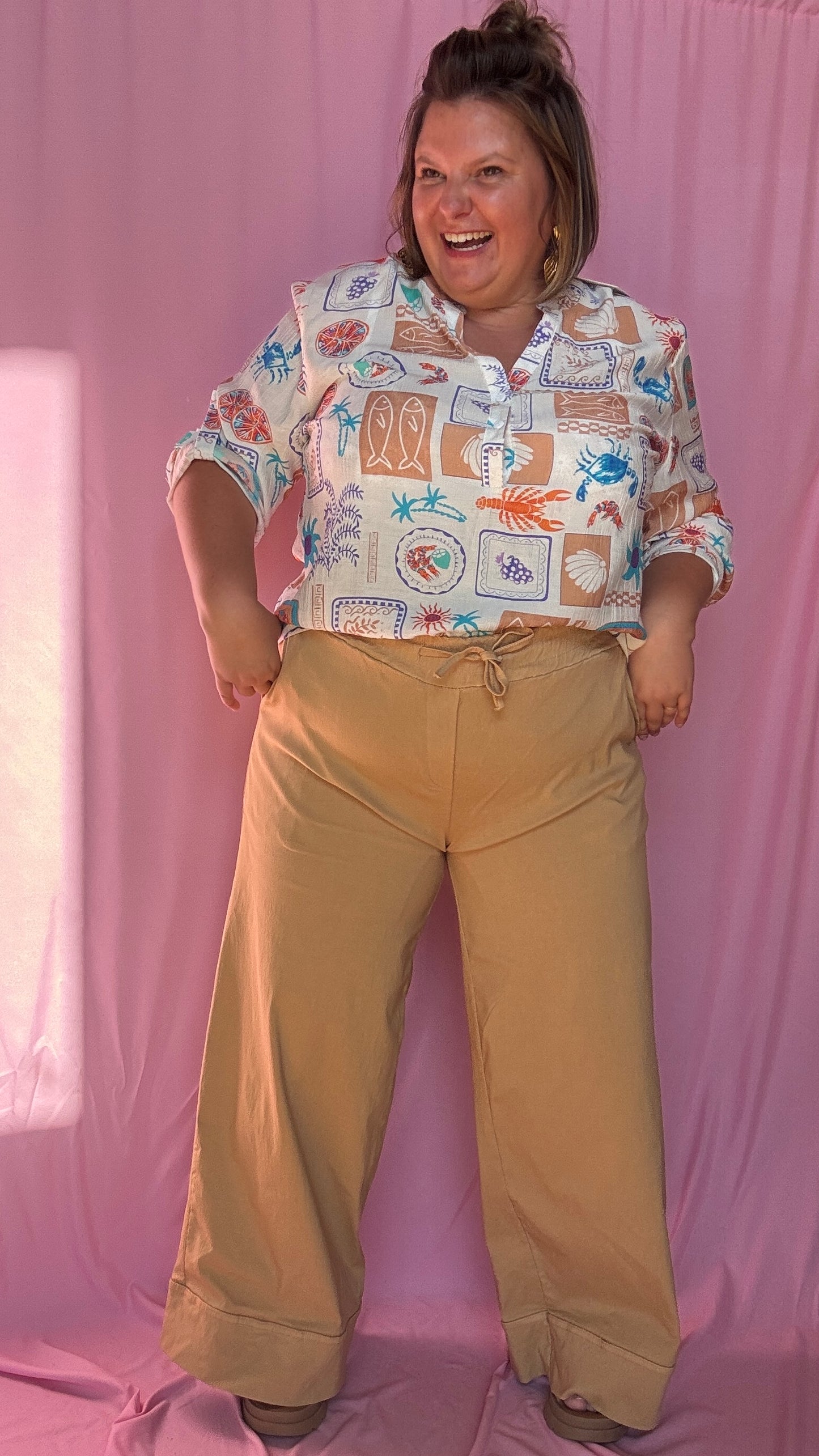 pantalon grande taille beige élégant et confortable au tombé fluide et chic, parfait pour sublimer toutes les morphologies
