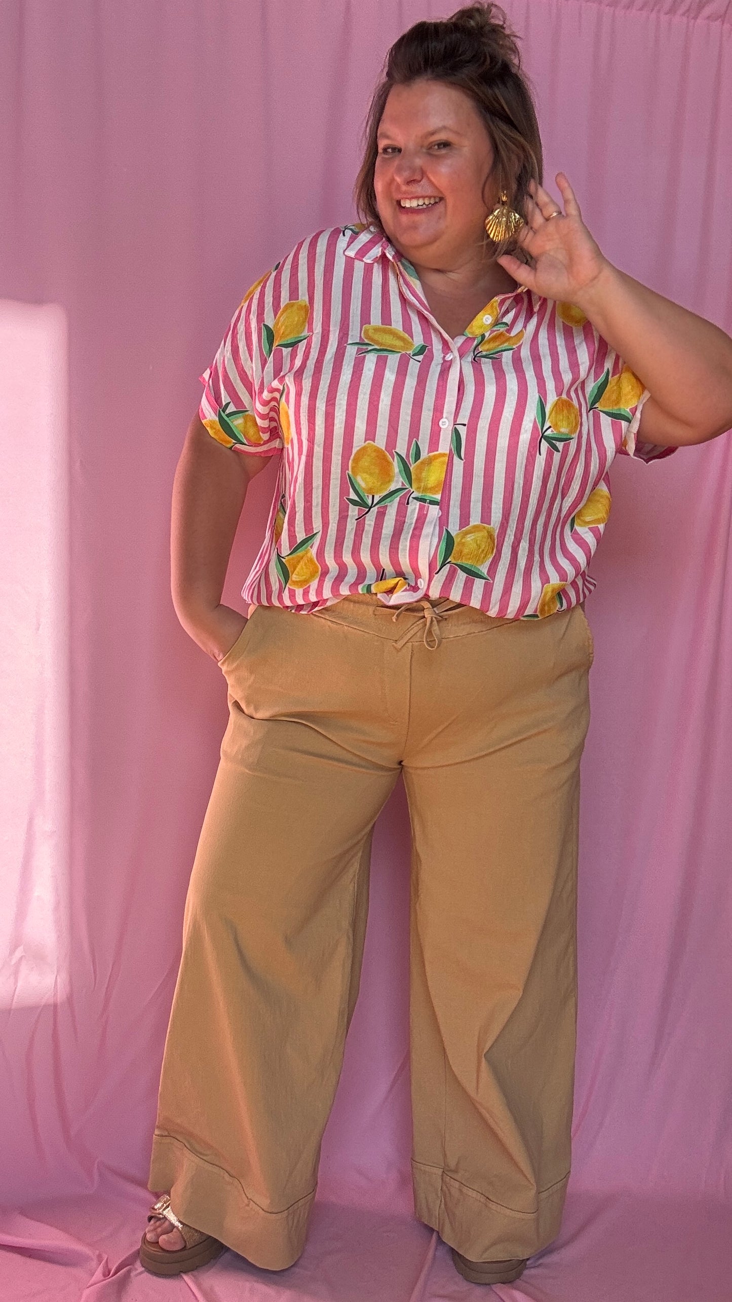 pantalon grande taille beige élégant et confortable au tombé fluide et chic, parfait pour sublimer toutes les morphologies