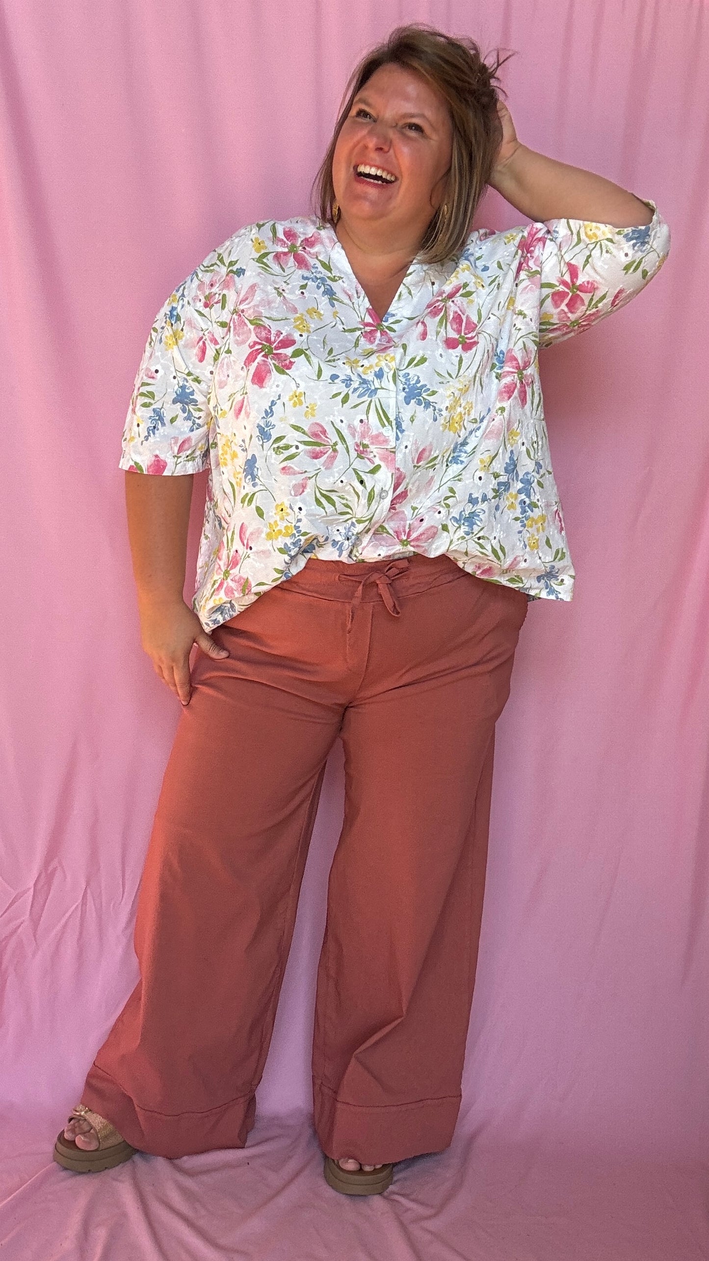 pantalon grande taille vieux rose élégant et confortable au tombé fluide et chic, parfait pour sublimer toutes les morphologies