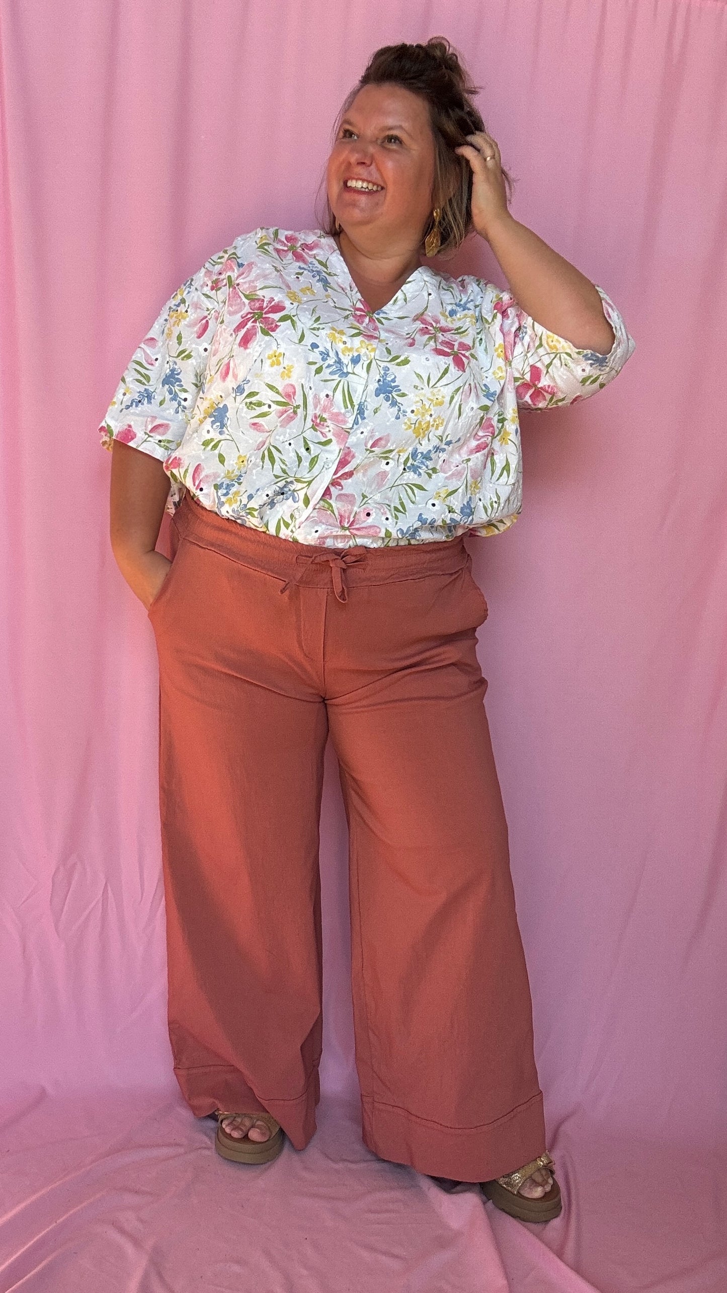 pantalon grande taille vieux rose élégant et confortable au tombé fluide et chic, parfait pour sublimer toutes les morphologies