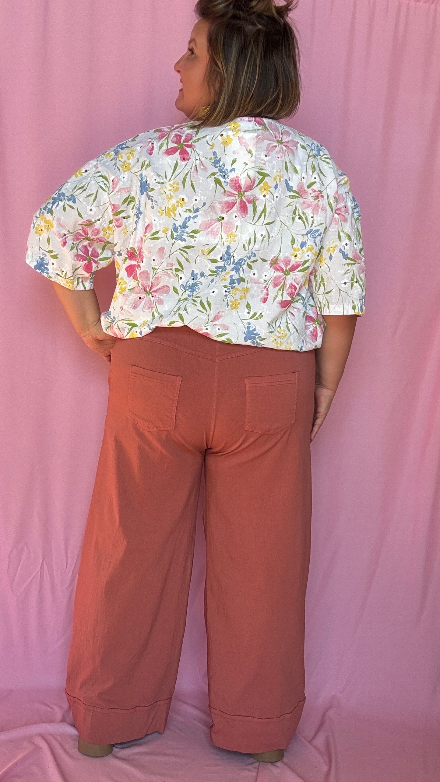 pantalon grande taille vieux rose élégant et confortable au tombé fluide et chic, parfait pour sublimer toutes les morphologies