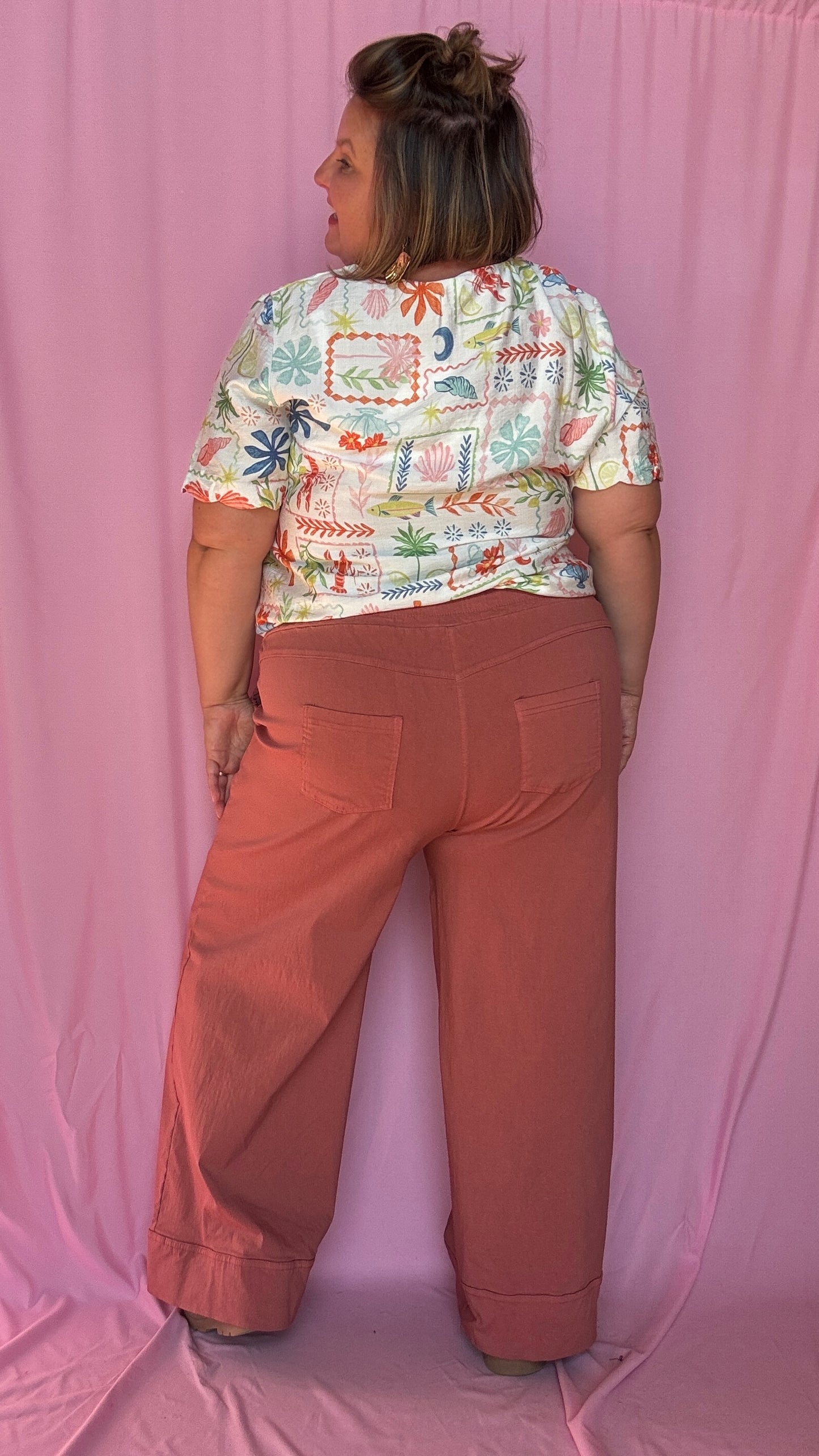 pantalon grande taille vieux rose élégant et confortable au tombé fluide et chic, parfait pour sublimer toutes les morphologies