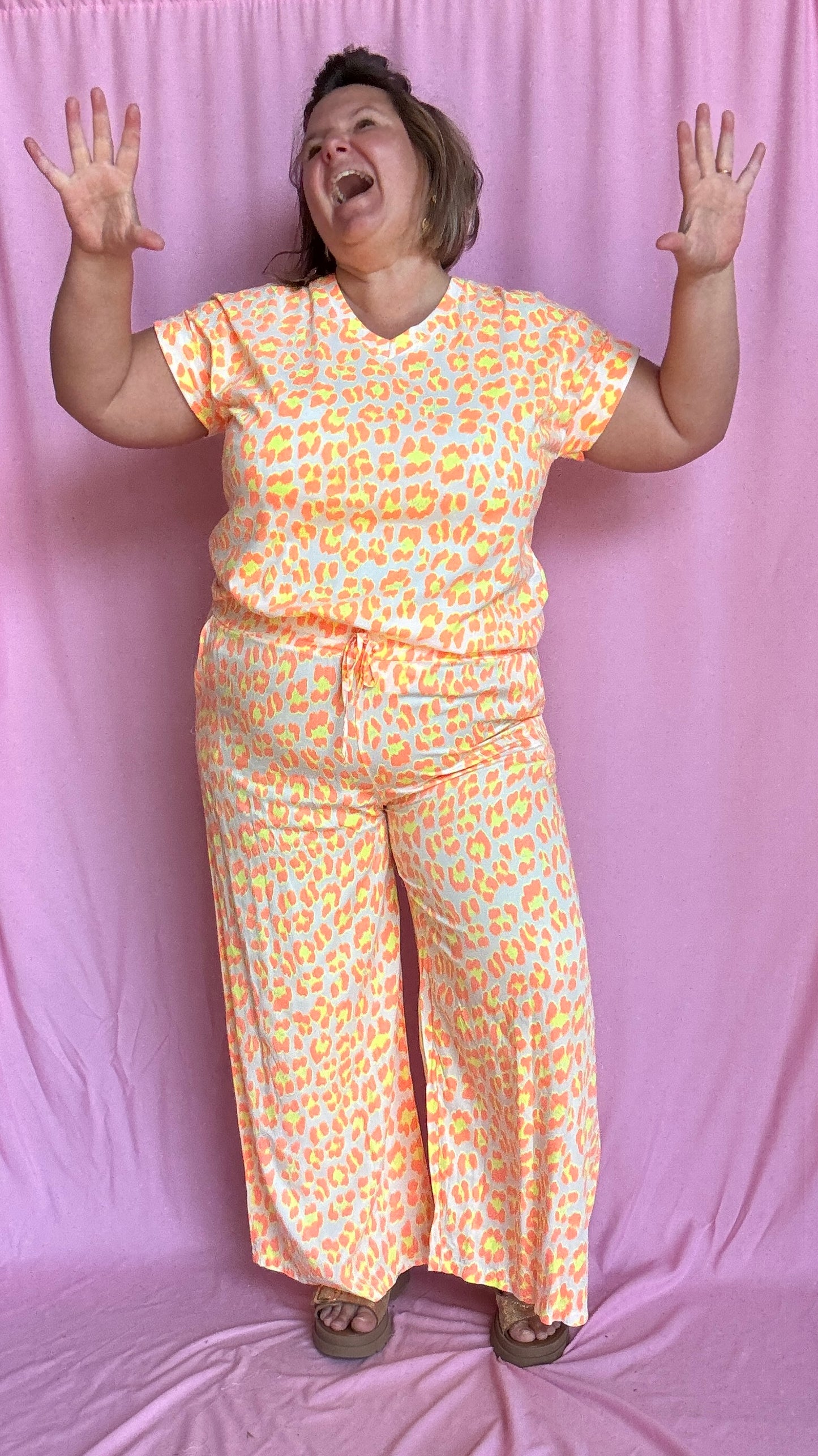 pantalon grande taille motif léopard orange fluo et blanc coupe droite parfait pour ajouter du peps à tes tenues