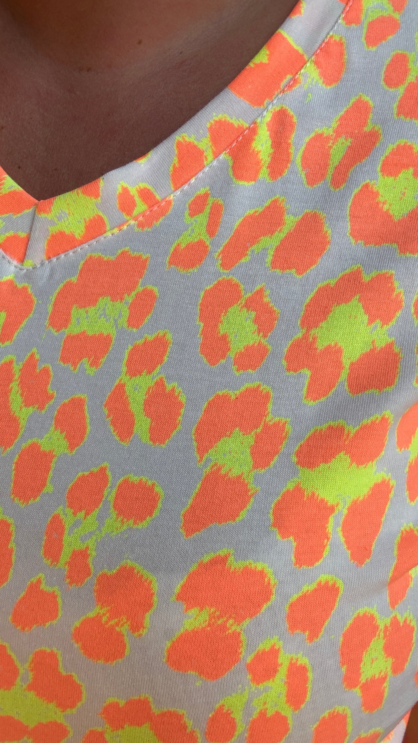 pantalon grande taille motif léopard orange fluo et blanc coupe droite parfait pour ajouter du peps à tes tenues