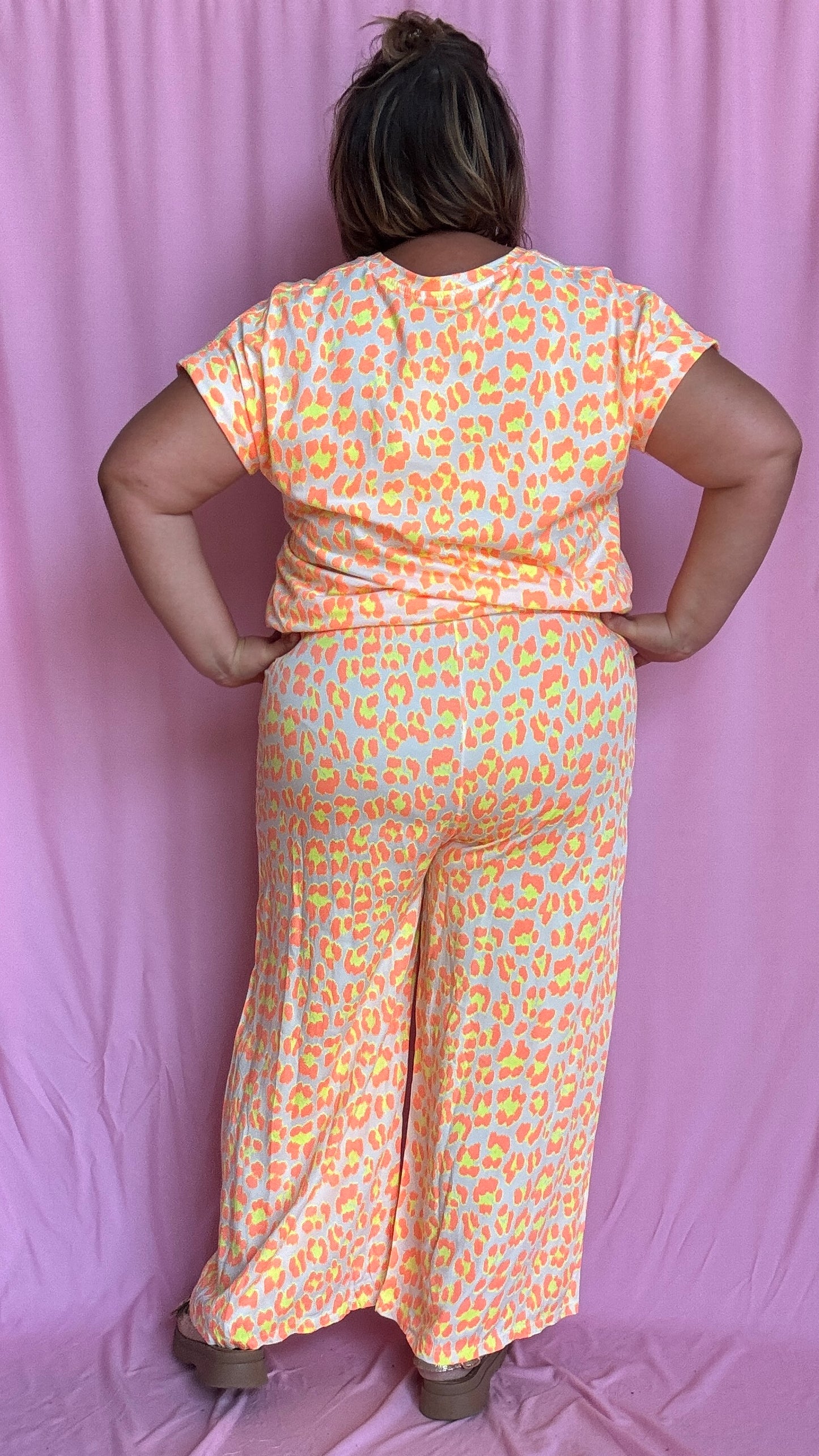 pantalon grande taille motif léopard orange fluo et blanc coupe droite parfait pour ajouter du peps à tes tenues
