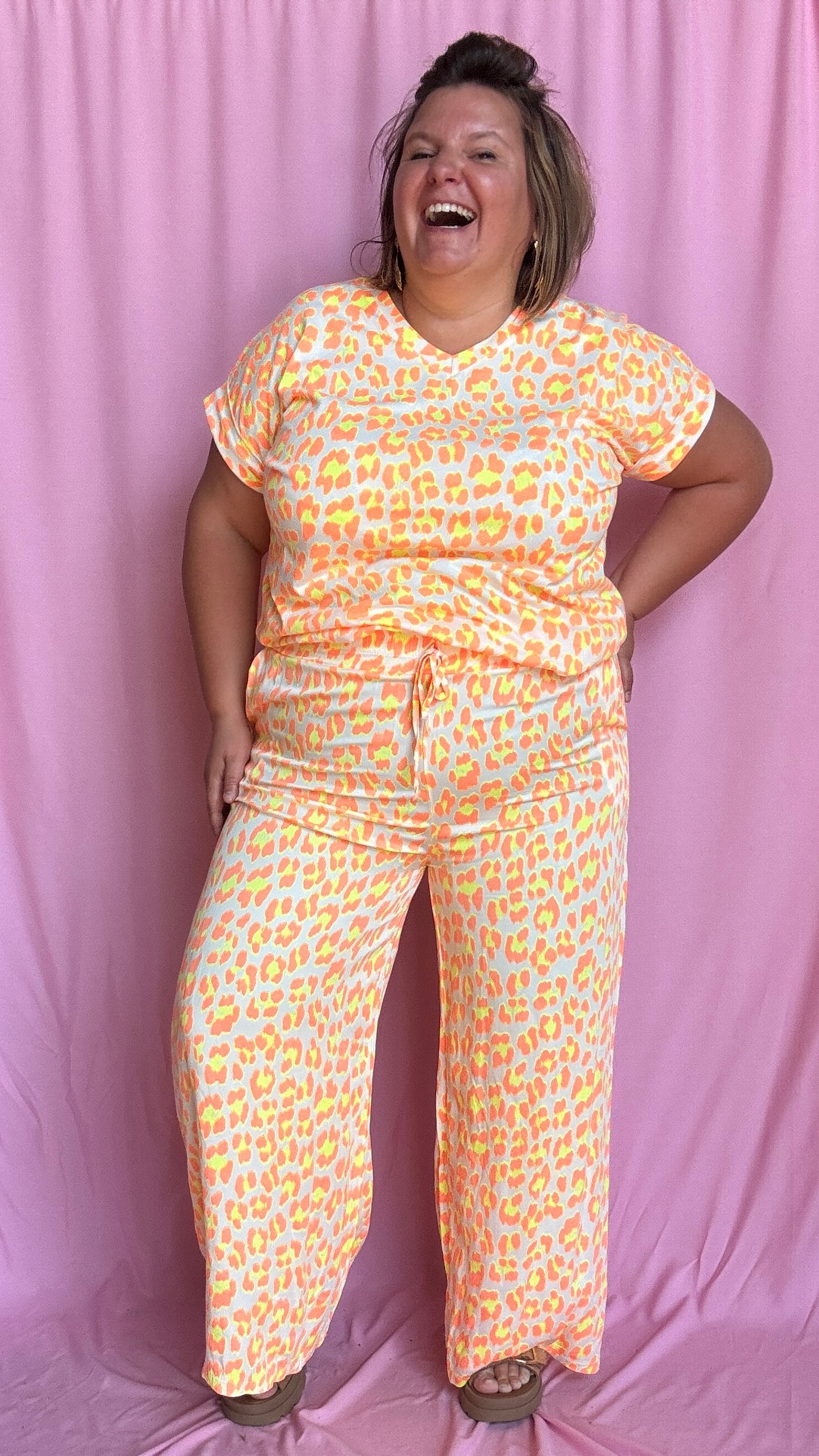 pantalon grande taille motif léopard orange fluo et blanc coupe droite parfait pour ajouter du peps à tes tenues