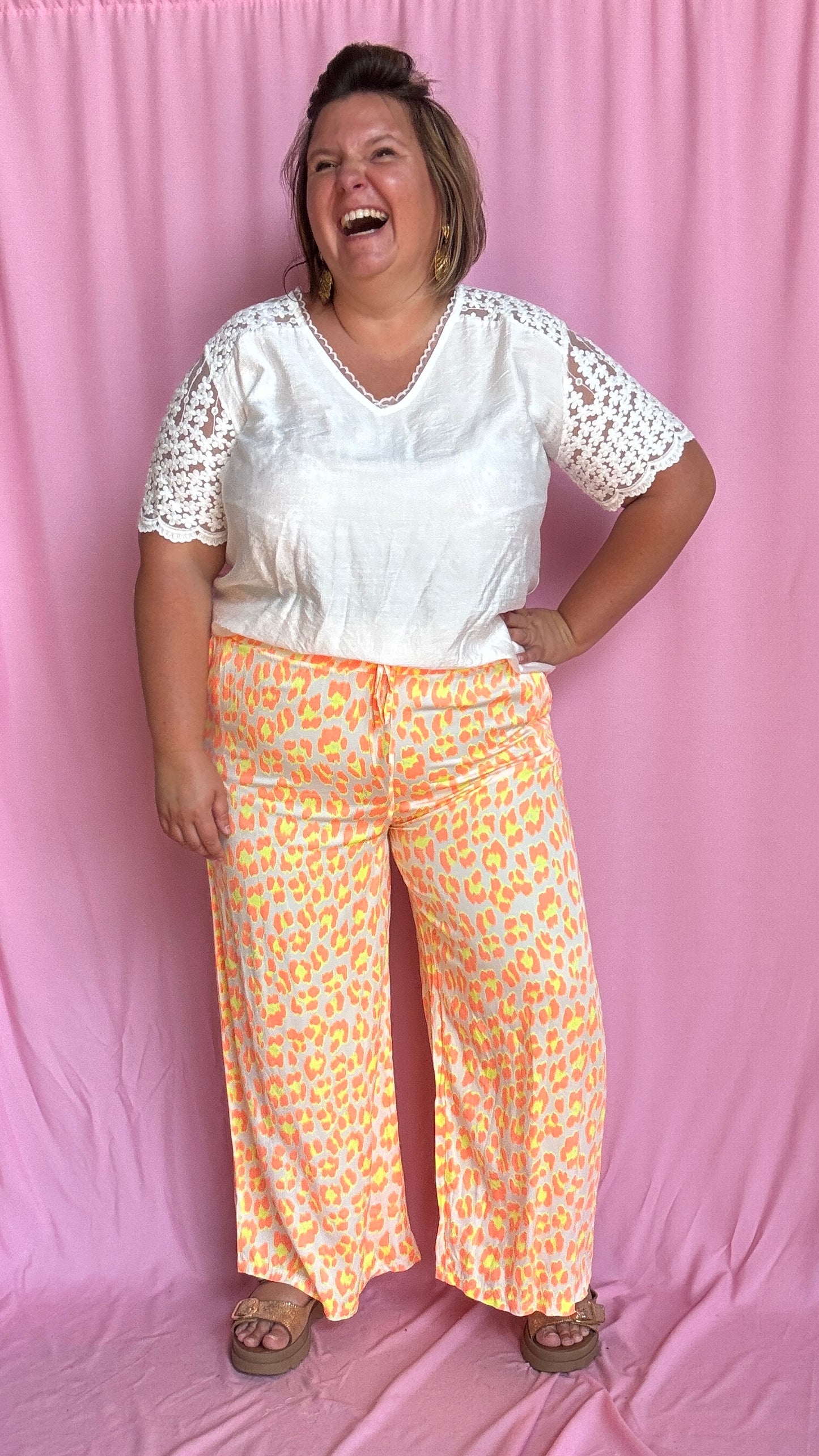 pantalon grande taille motif léopard orange fluo et blanc coupe droite parfait pour ajouter du peps à tes tenues
