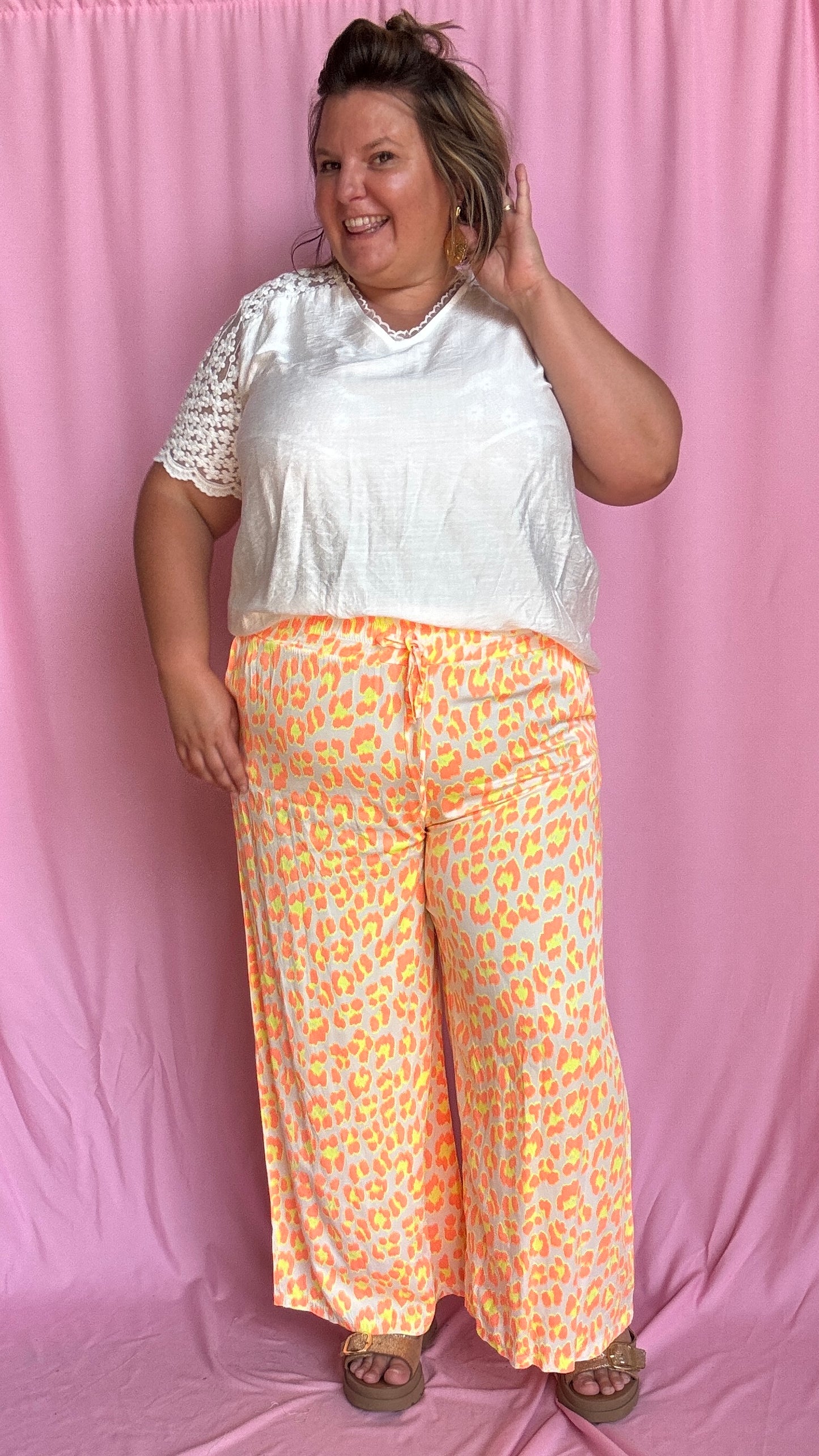 pantalon grande taille motif léopard orange fluo et blanc coupe droite parfait pour ajouter du peps à tes tenues