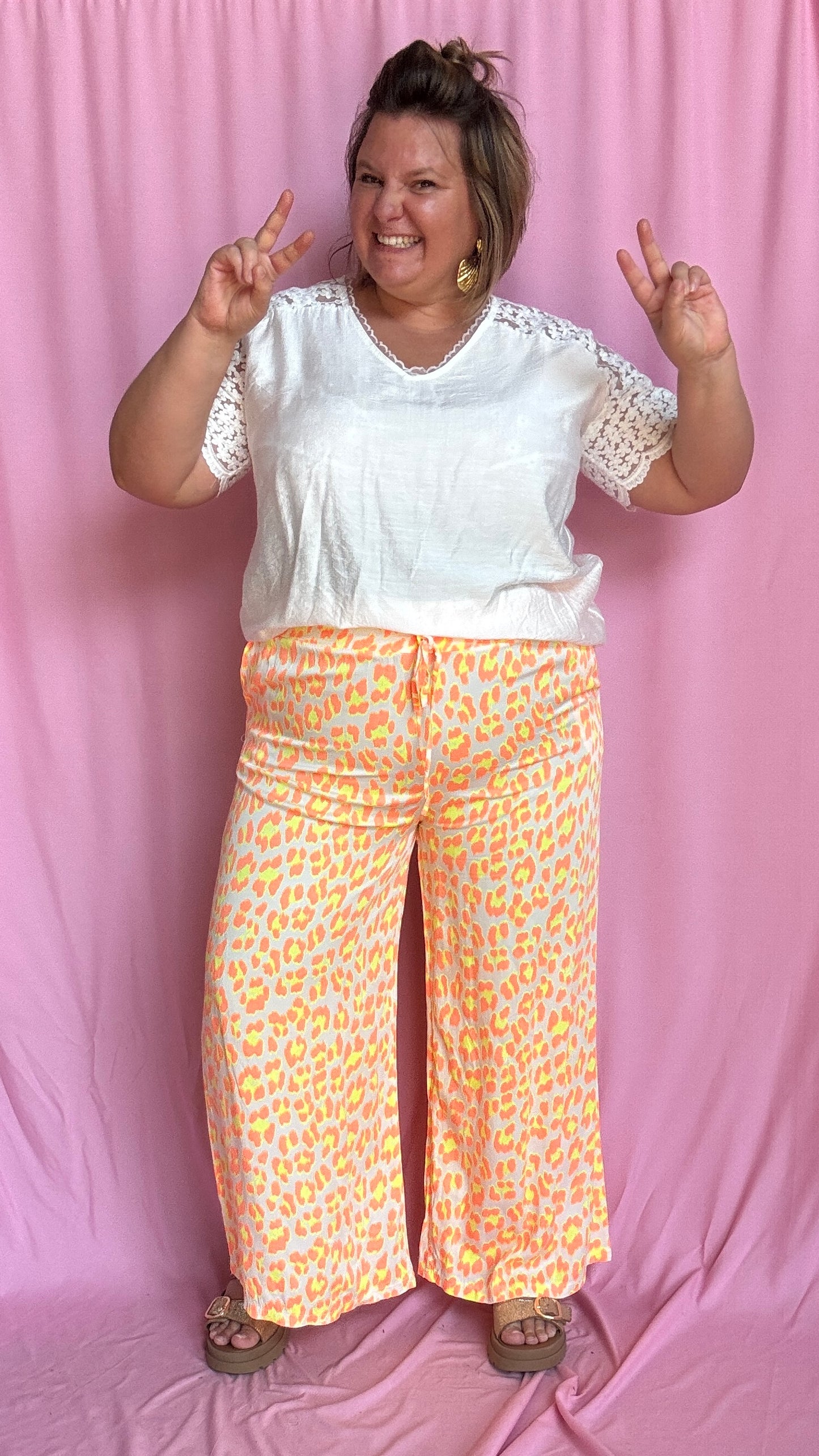 pantalon grande taille motif léopard orange fluo et blanc coupe droite parfait pour ajouter du peps à tes tenues