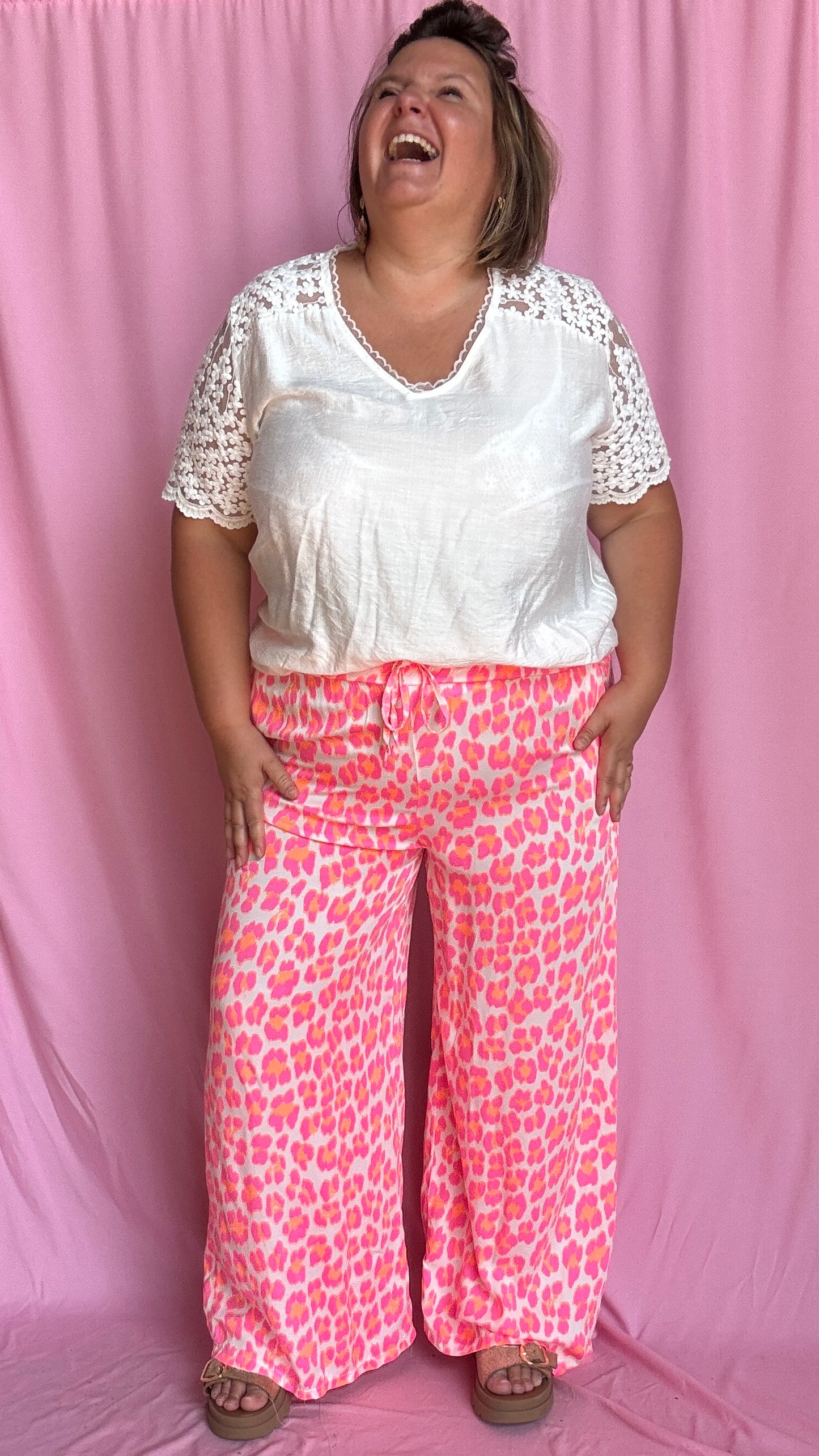 pantalon grande taille motif léopard rose fluo et blanc coupe droite parfait pour ajouter du peps à tes tenues