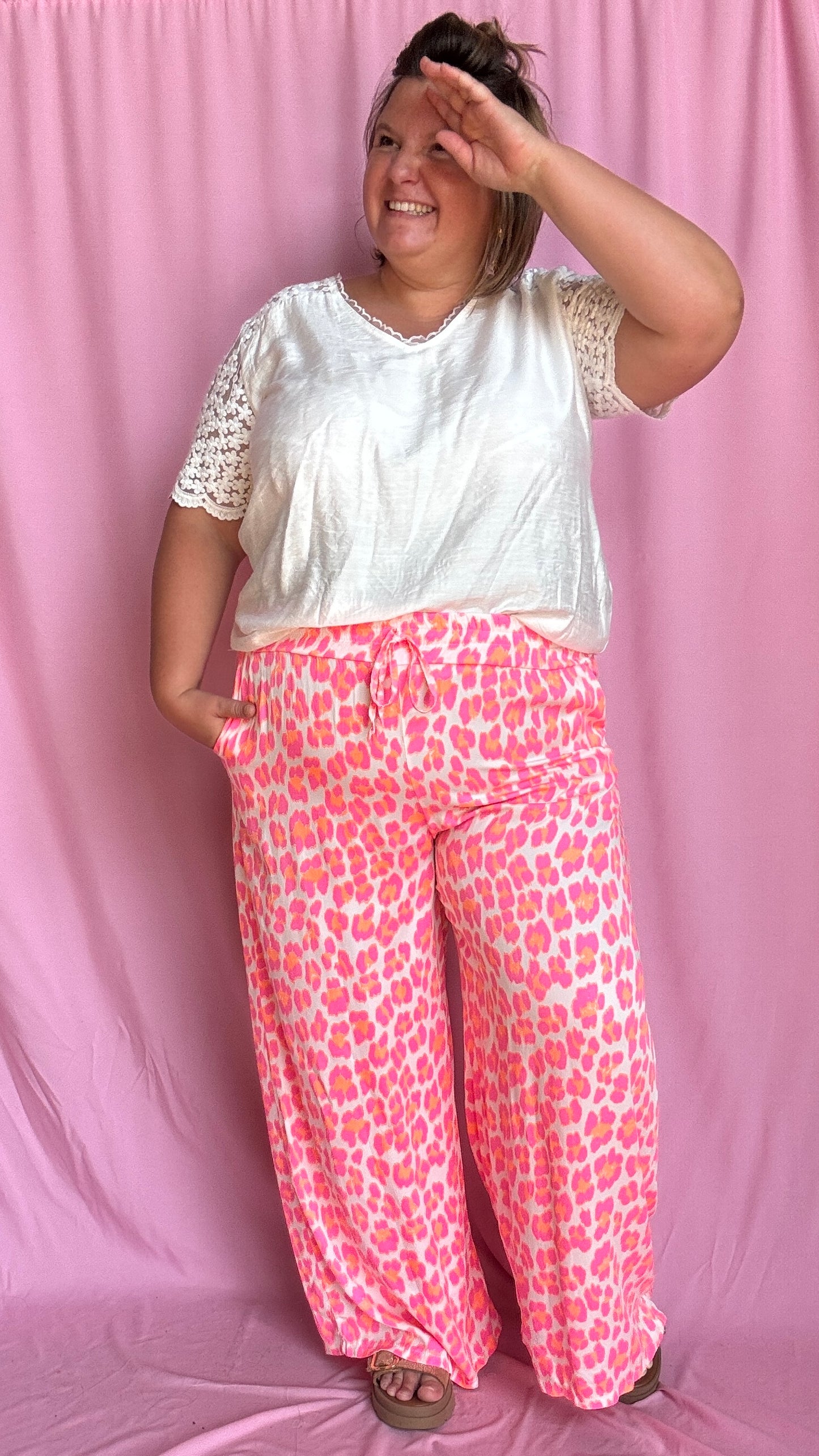 pantalon grande taille motif léopard rose fluo et blanc coupe droite parfait pour ajouter du peps à tes tenues