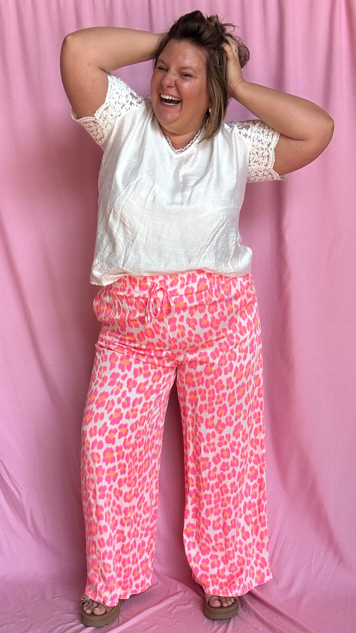 pantalon grande taille motif léopard rose fluo et blanc coupe droite parfait pour ajouter du peps à tes tenues