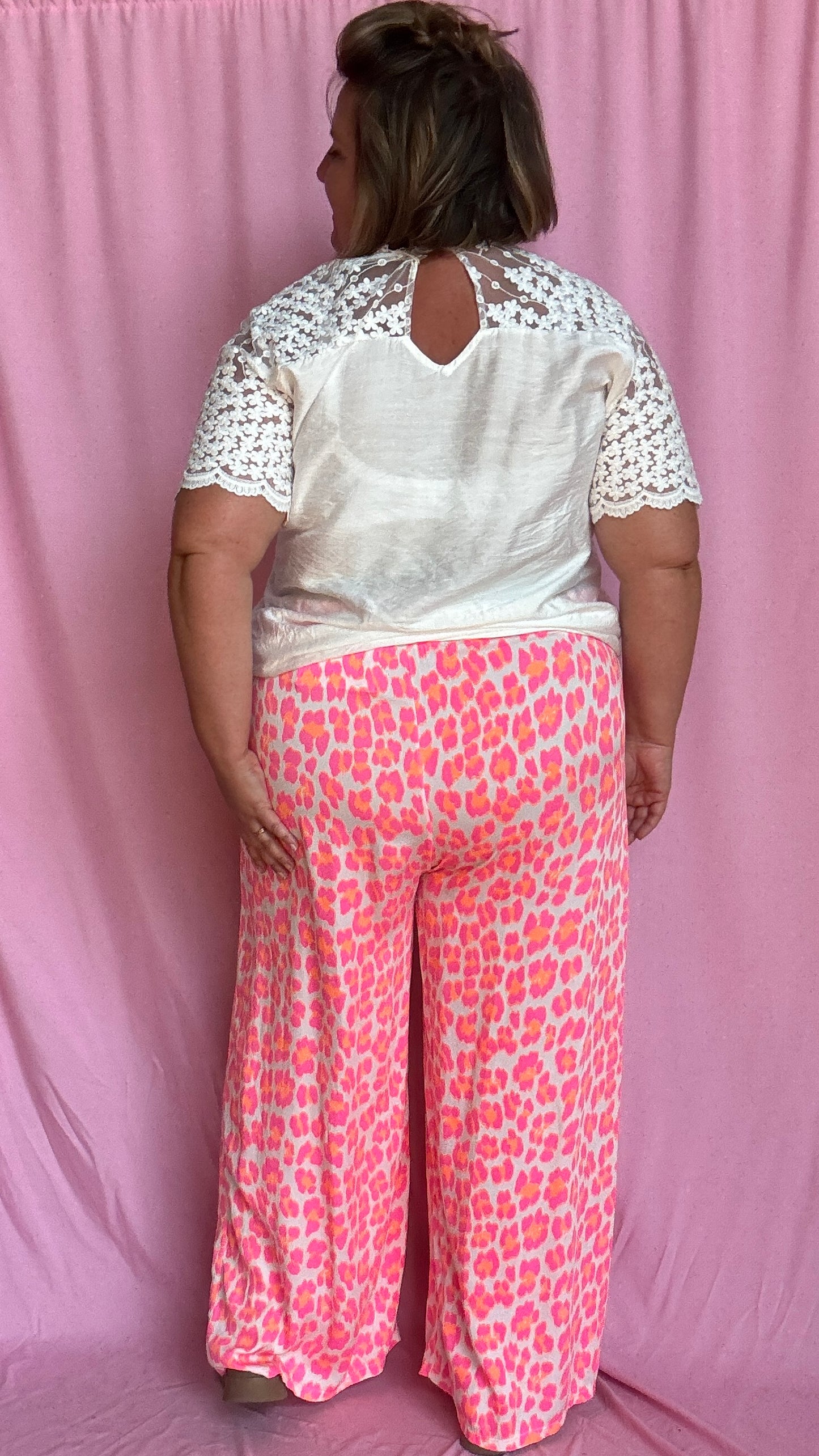 pantalon grande taille motif léopard rose fluo et blanc coupe droite parfait pour ajouter du peps à tes tenues