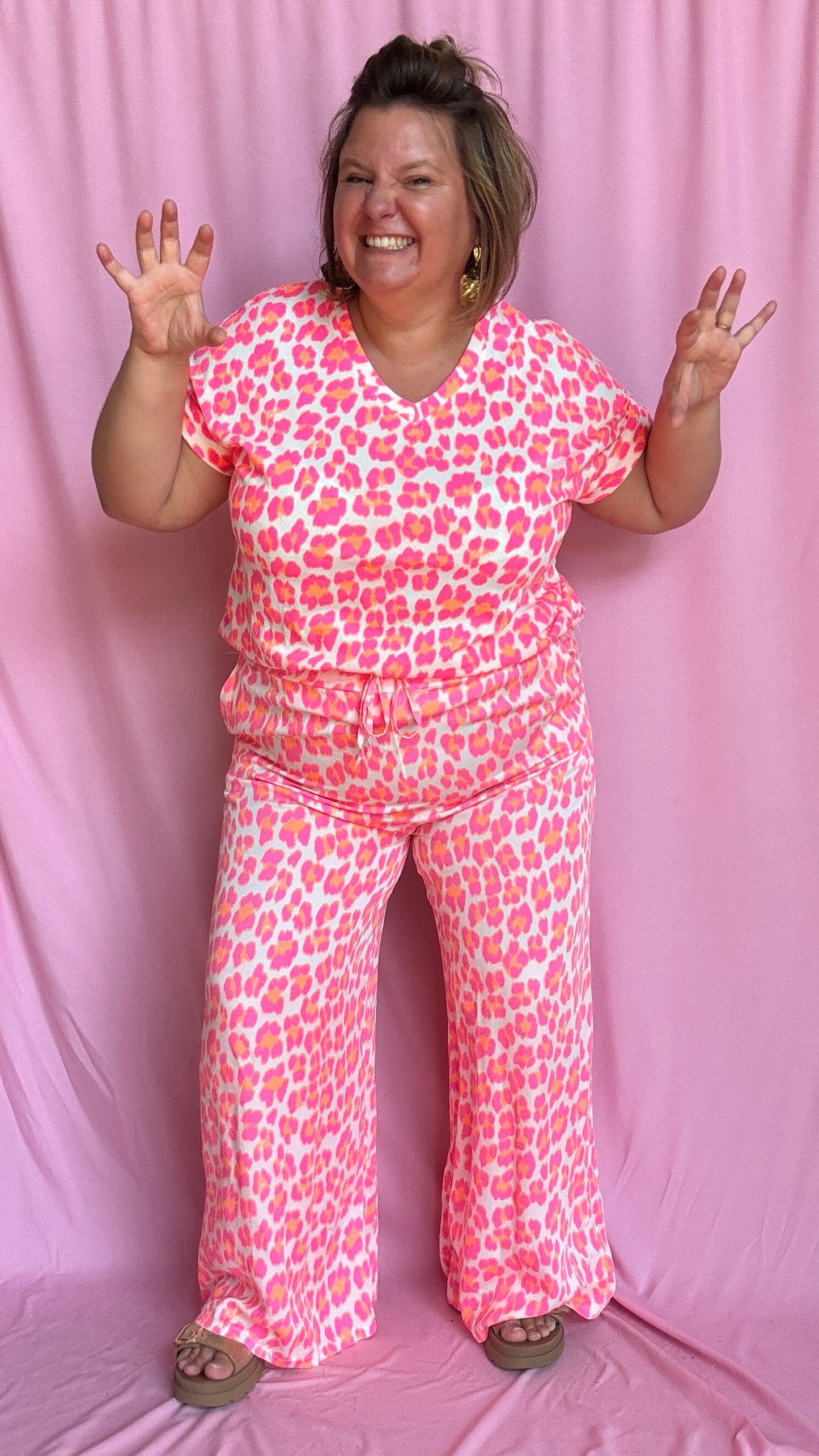 pantalon grande taille motif léopard rose fluo et blanc coupe droite parfait pour ajouter du peps à tes tenues