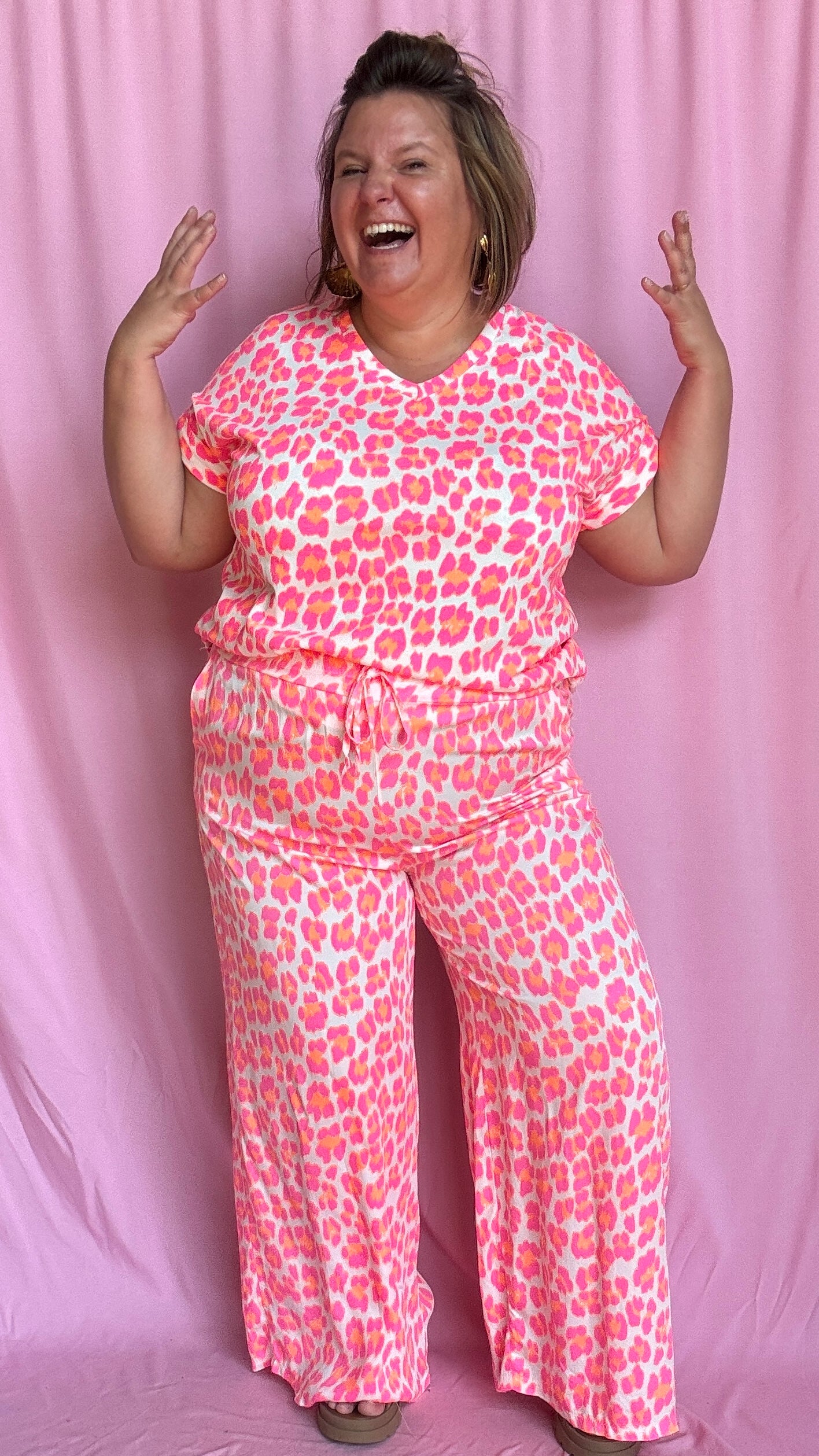 pantalon grande taille motif léopard rose fluo et blanc coupe droite parfait pour ajouter du peps à tes tenues