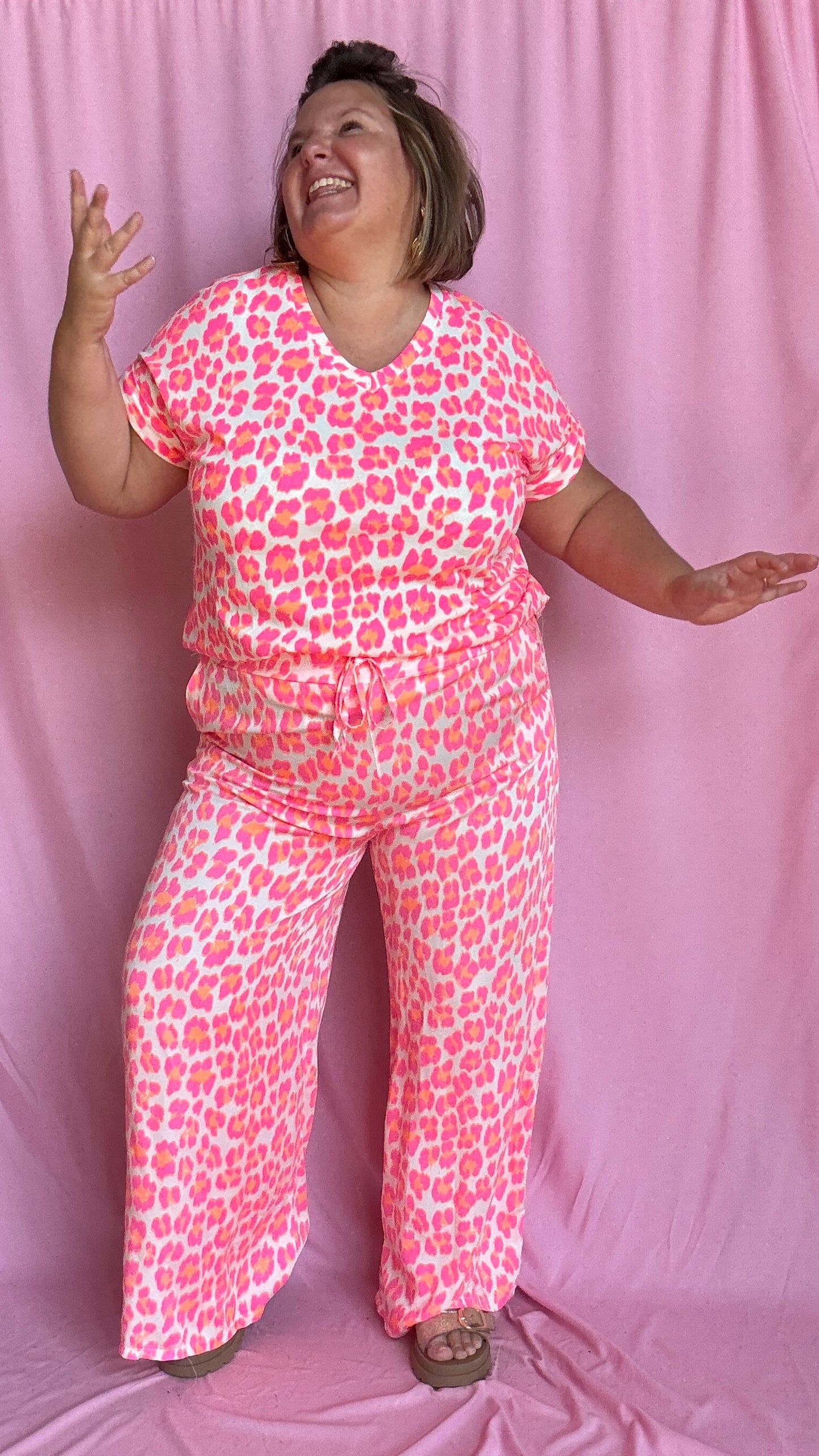 pantalon grande taille motif léopard rose fluo et blanc coupe droite parfait pour ajouter du peps à tes tenues