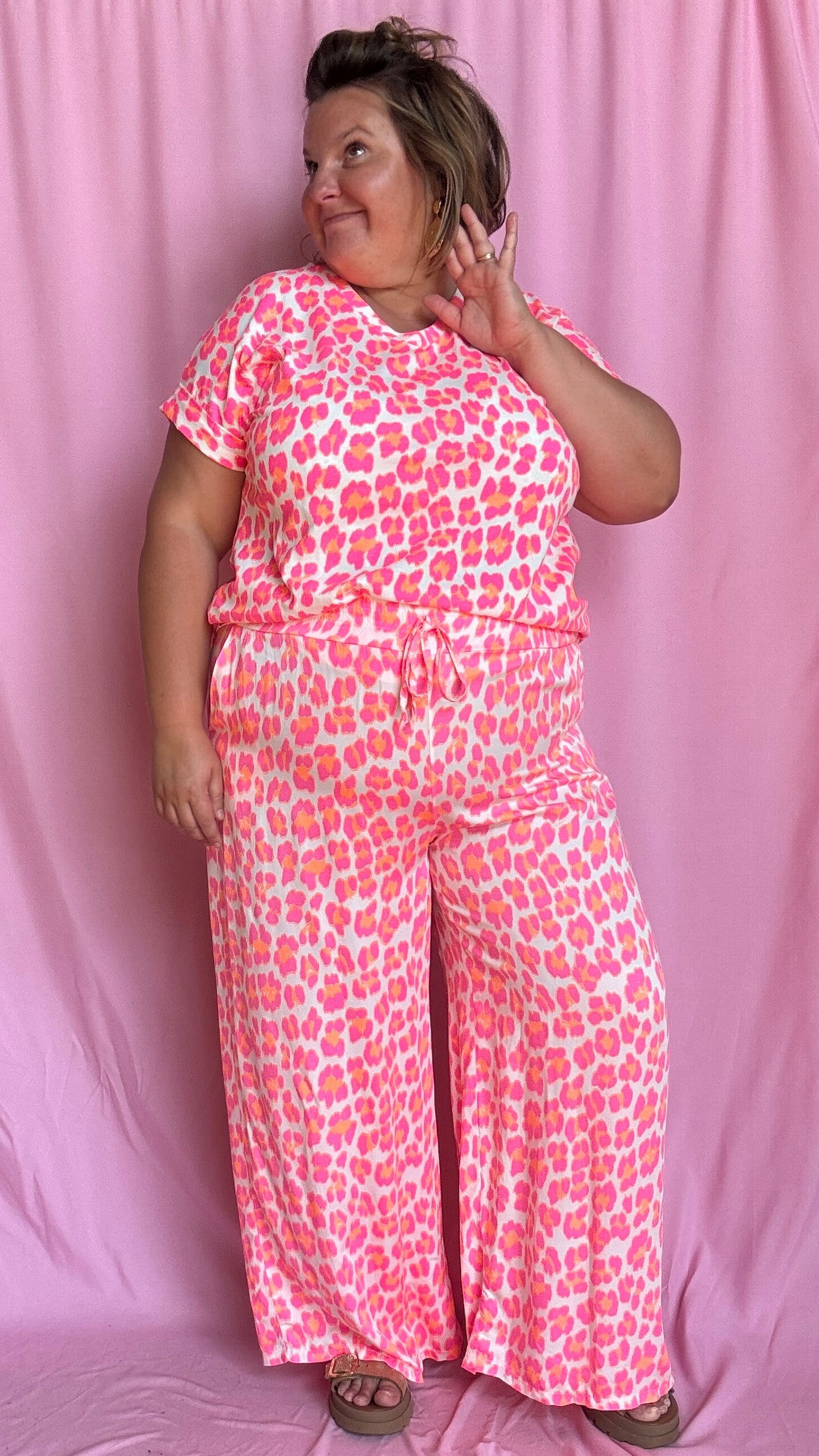 pantalon grande taille motif léopard rose fluo et blanc coupe droite parfait pour ajouter du peps à tes tenues