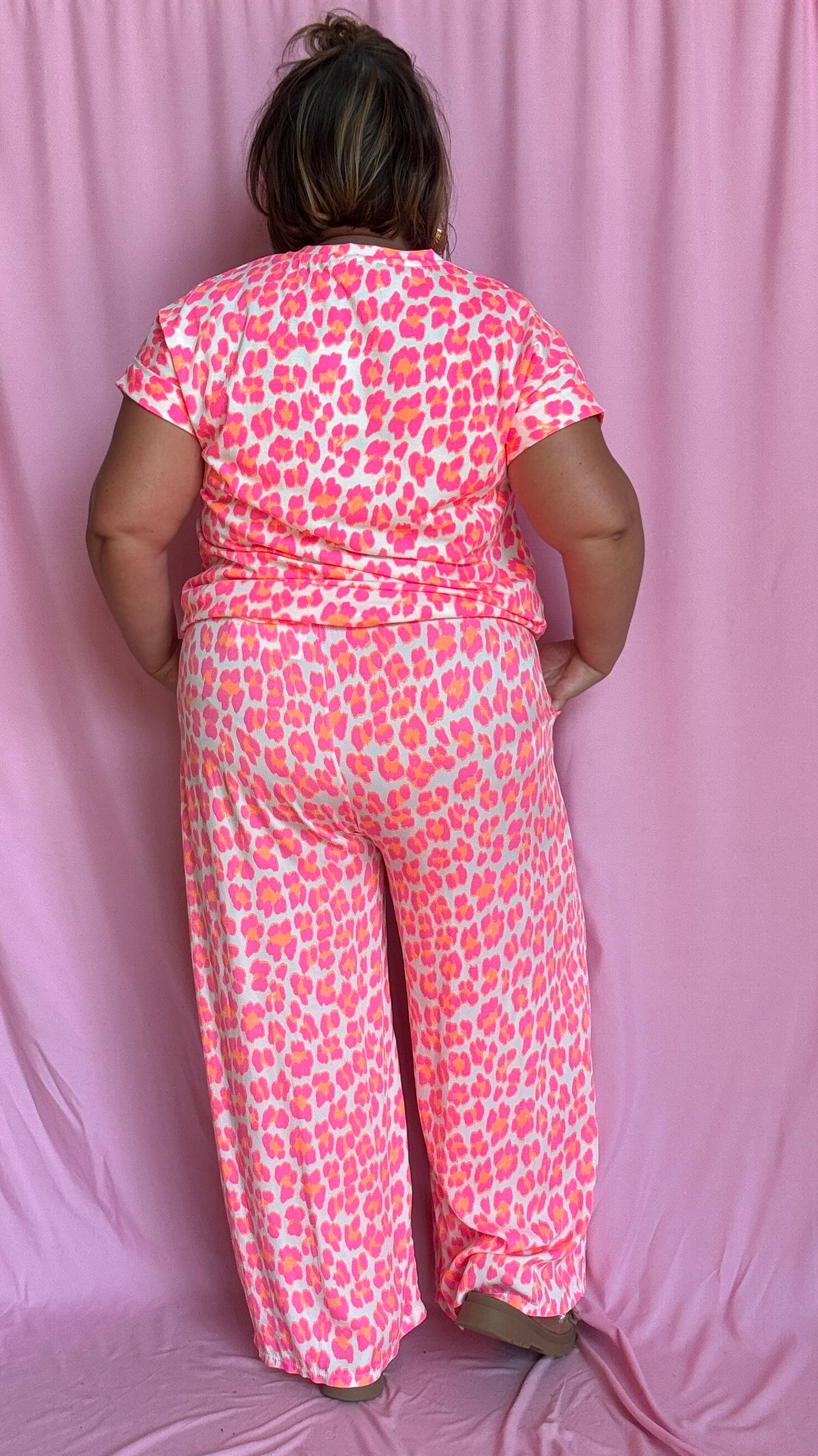 pantalon grande taille motif léopard rose fluo et blanc coupe droite parfait pour ajouter du peps à tes tenues