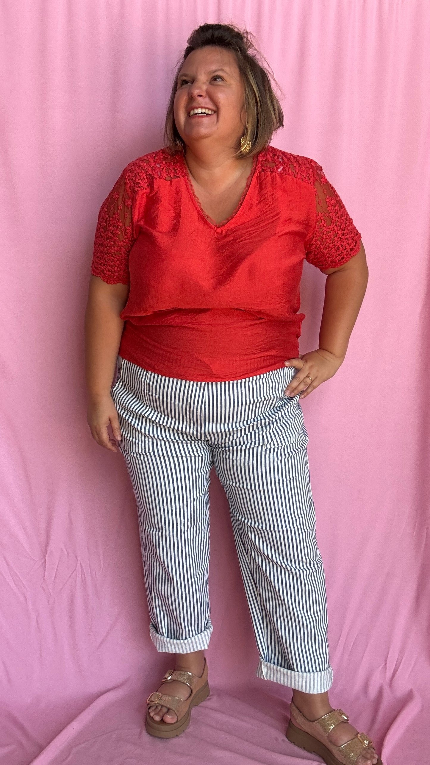 Ce pantalon chino grande taille à rayures verticales bleu apporte de la structure à ta silhouette tout en restant ultra agréable à porter.