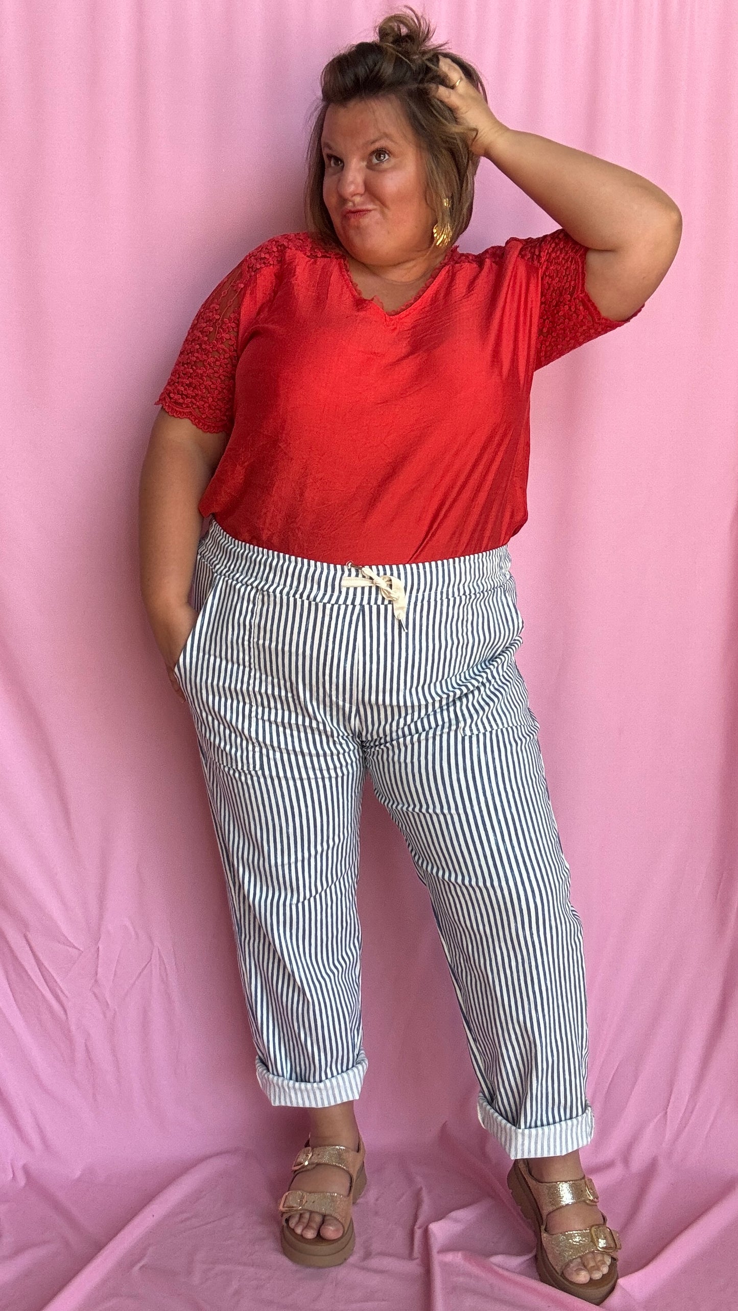 Ce pantalon chino grande taille à rayures verticales bleu apporte de la structure à ta silhouette tout en restant ultra agréable à porter.