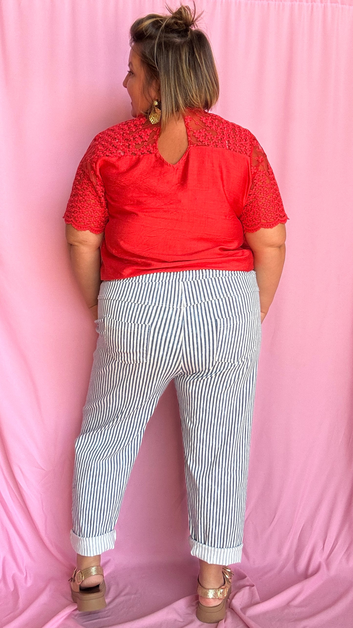 Ce pantalon chino grande taille à rayures verticales bleu apporte de la structure à ta silhouette tout en restant ultra agréable à porter.