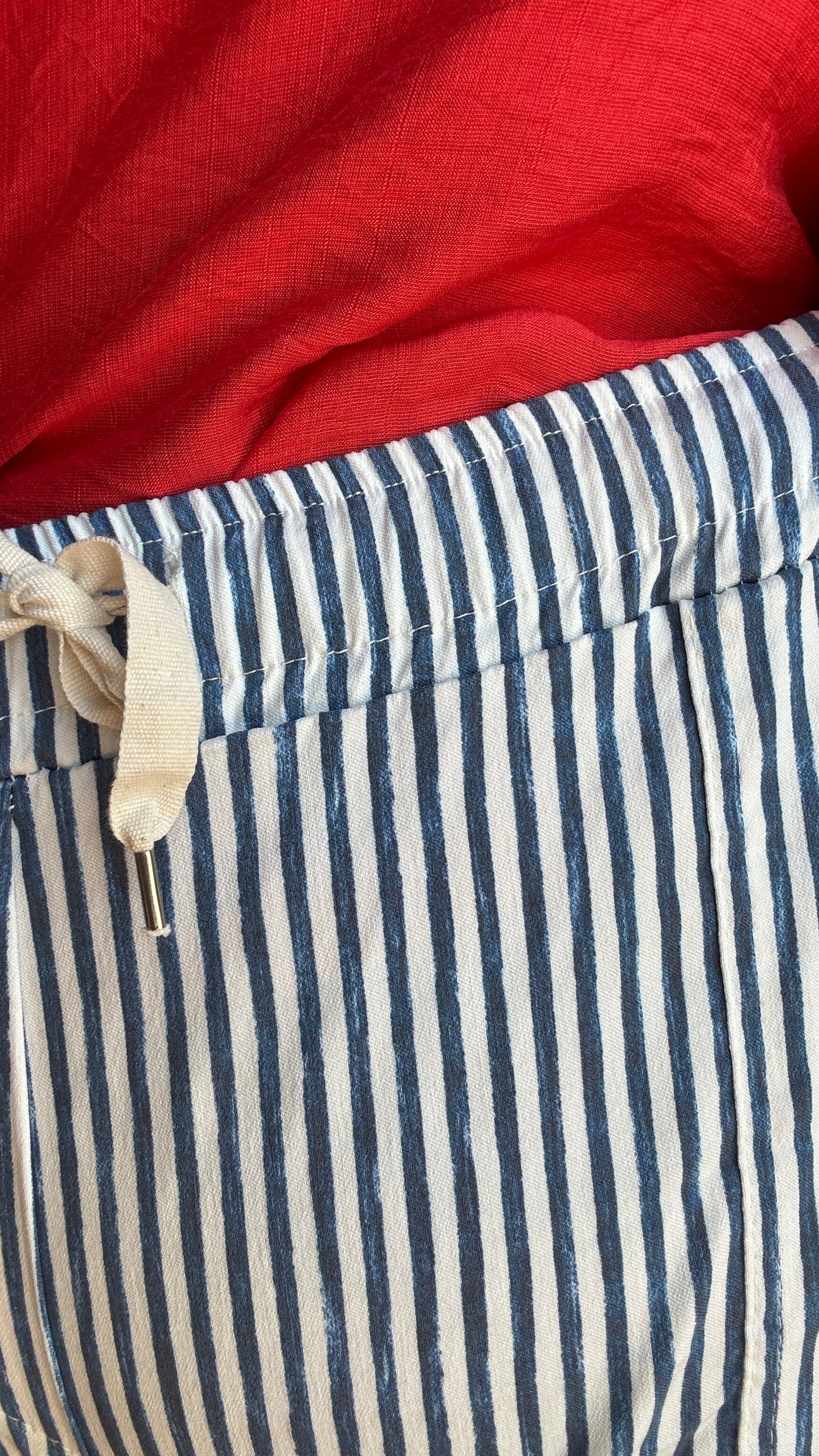 Ce pantalon chino grande taille à rayures verticales bleu apporte de la structure à ta silhouette tout en restant ultra agréable à porter.