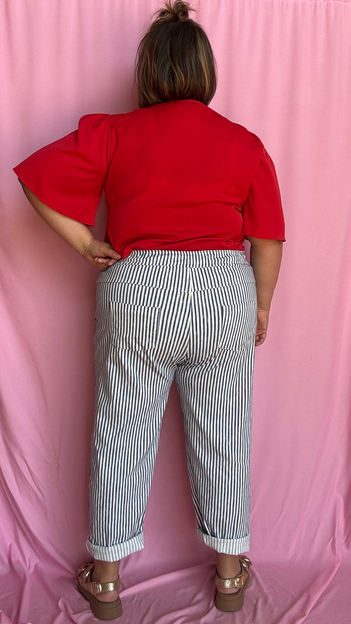Ce pantalon chino grande taille à rayures verticales bleu apporte de la structure à ta silhouette tout en restant ultra agréable à porter.