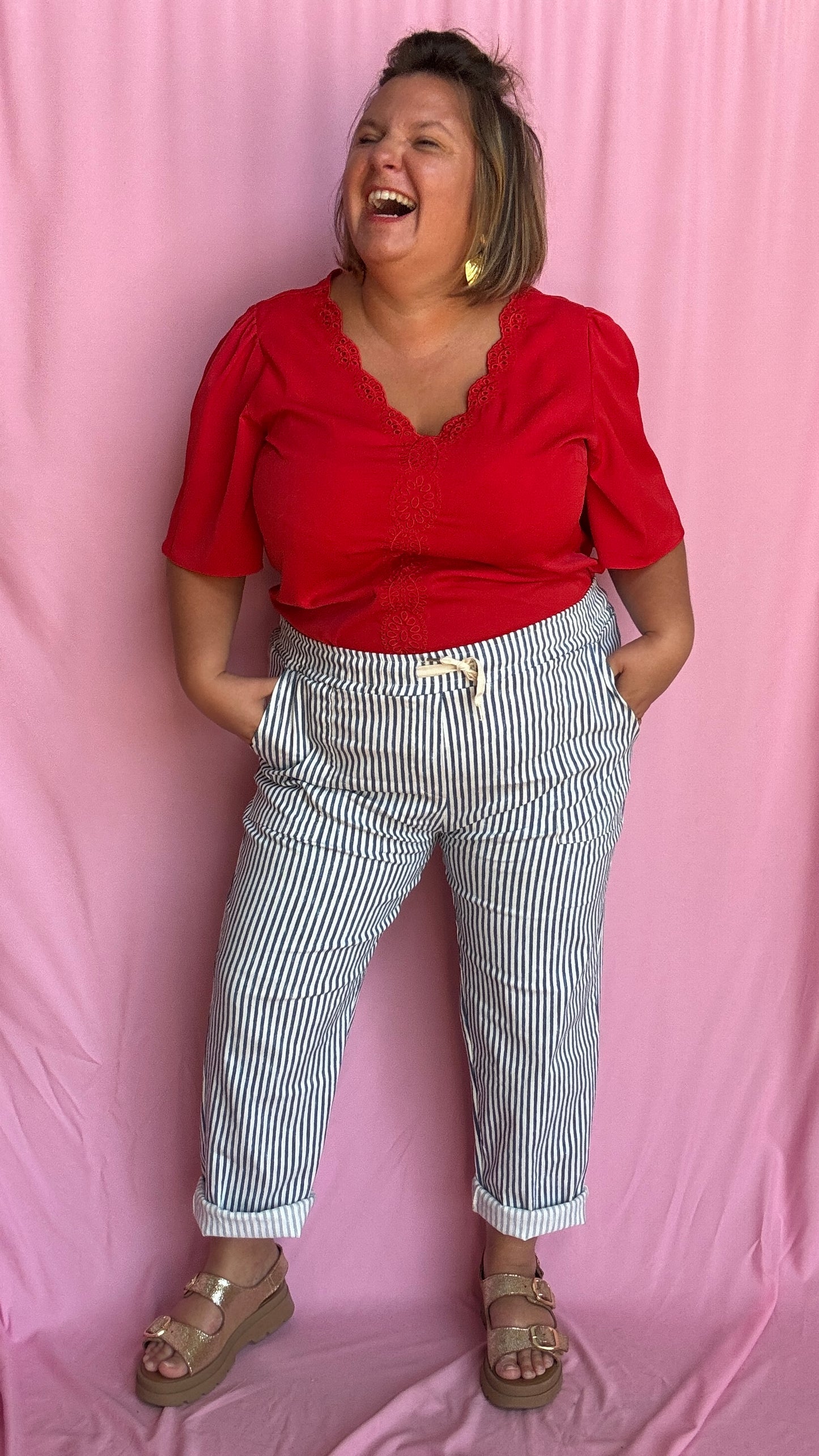 Ce pantalon chino grande taille à rayures verticales bleu apporte de la structure à ta silhouette tout en restant ultra agréable à porter.
