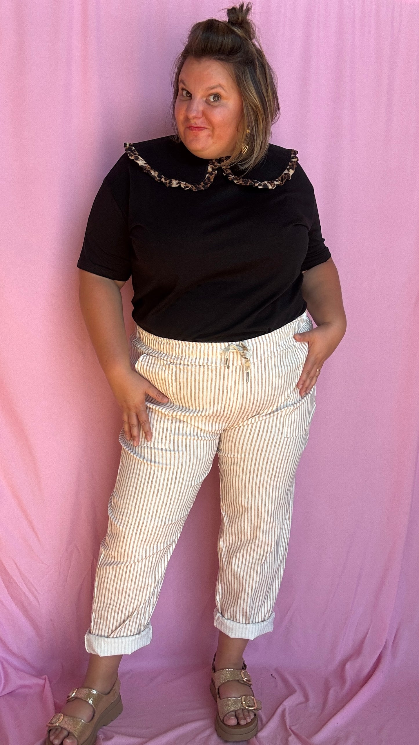 Ce pantalon chino grande taille à rayures verticales camel apporte de la structure à ta silhouette tout en restant ultra agréable à porter.
