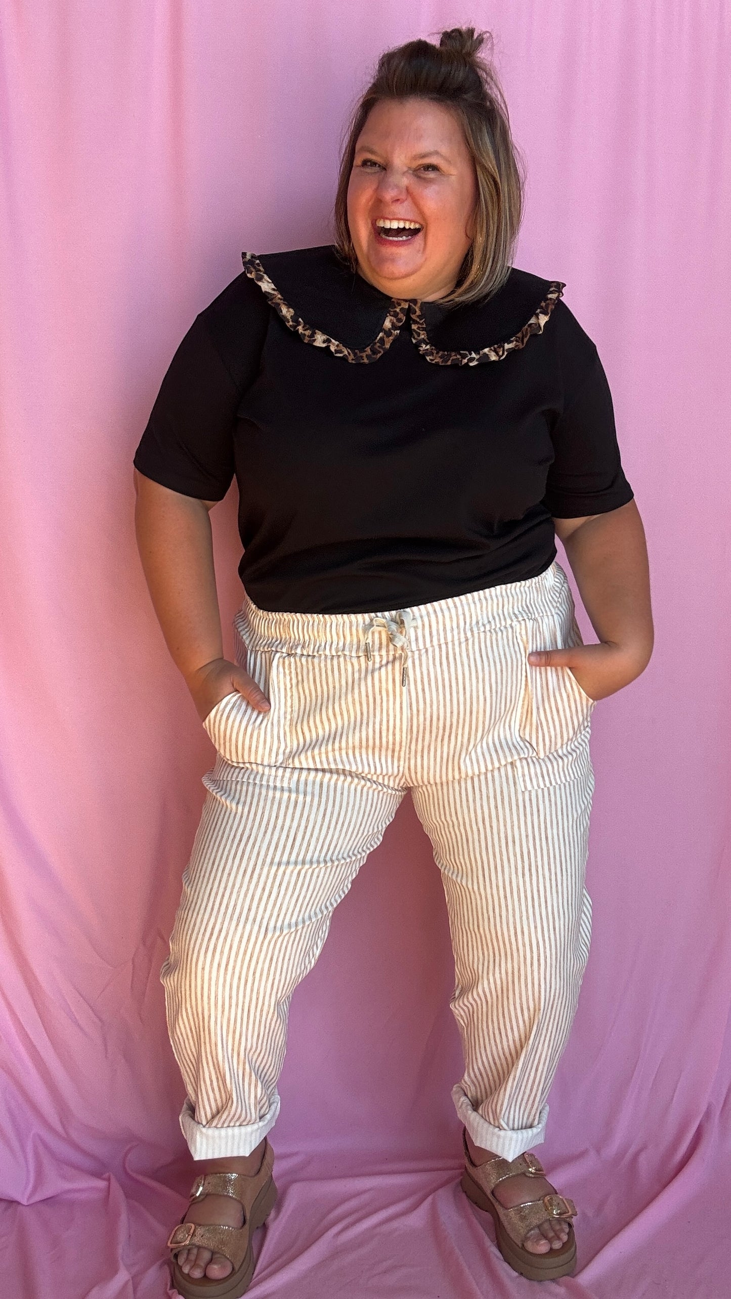 Ce pantalon chino grande taille à rayures verticales camel apporte de la structure à ta silhouette tout en restant ultra agréable à porter.
