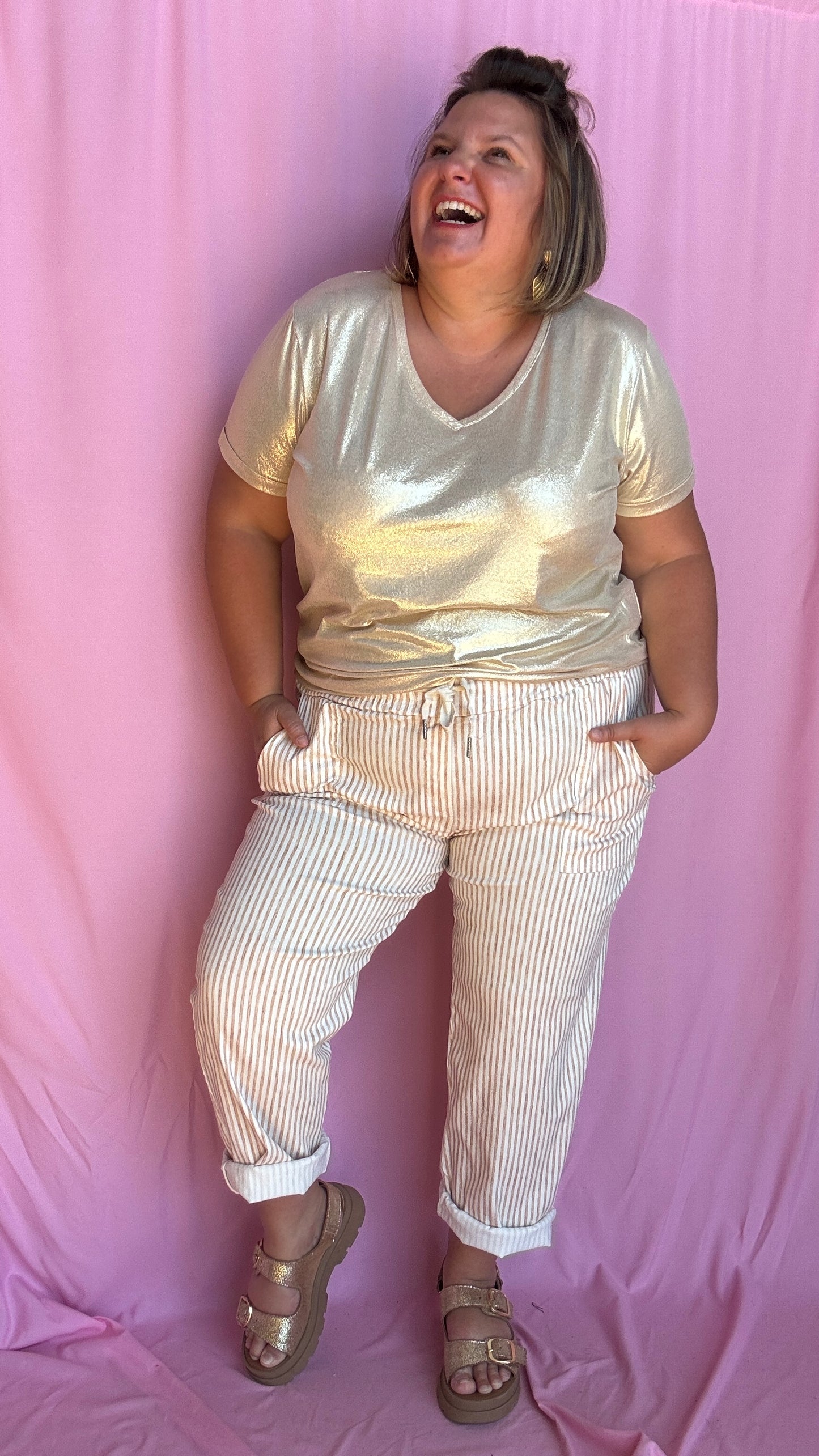 Ce pantalon chino grande taille à rayures verticales camel apporte de la structure à ta silhouette tout en restant ultra agréable à porter.