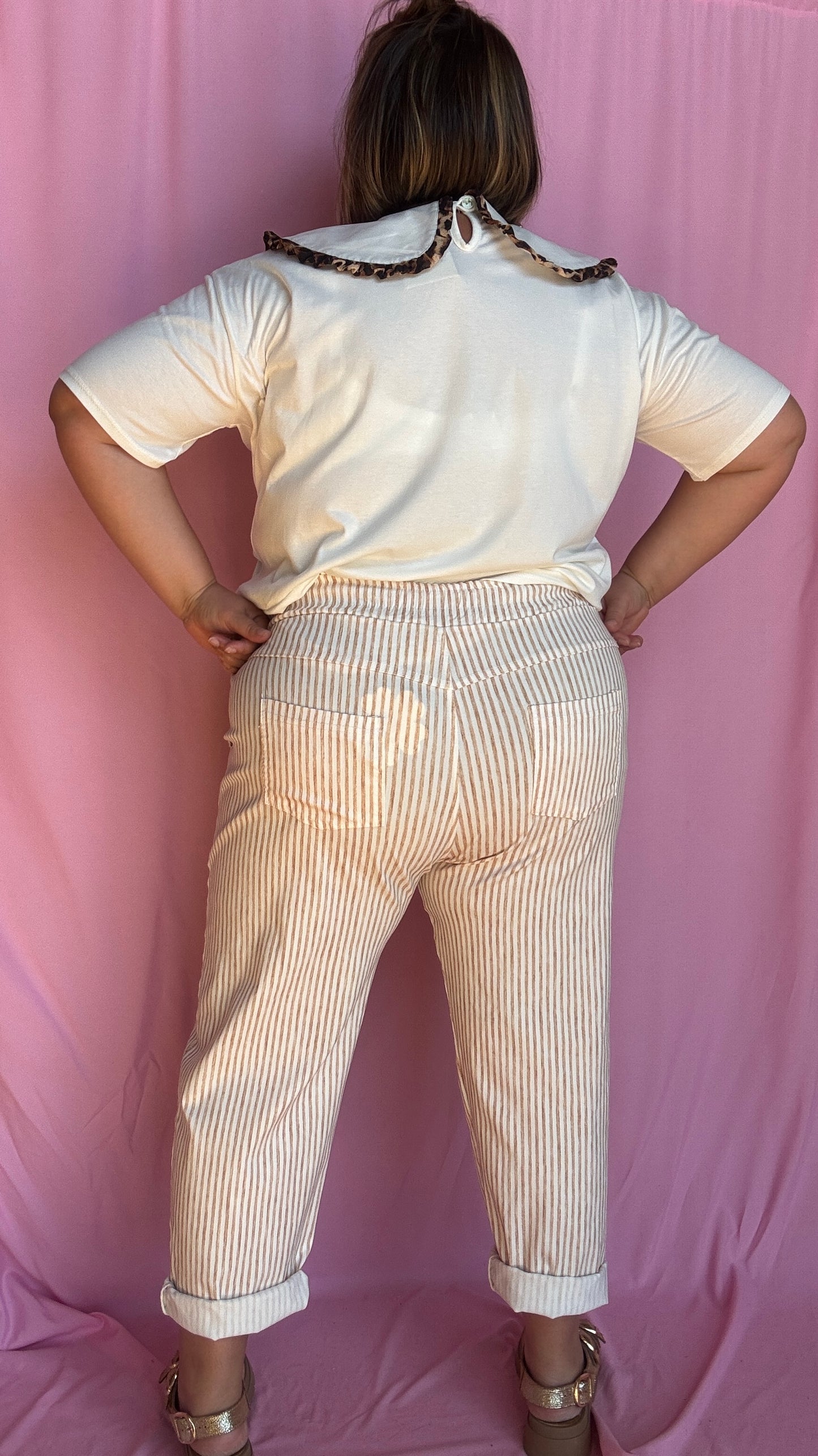 Ce pantalon chino grande taille à rayures verticales camel apporte de la structure à ta silhouette tout en restant ultra agréable à porter.