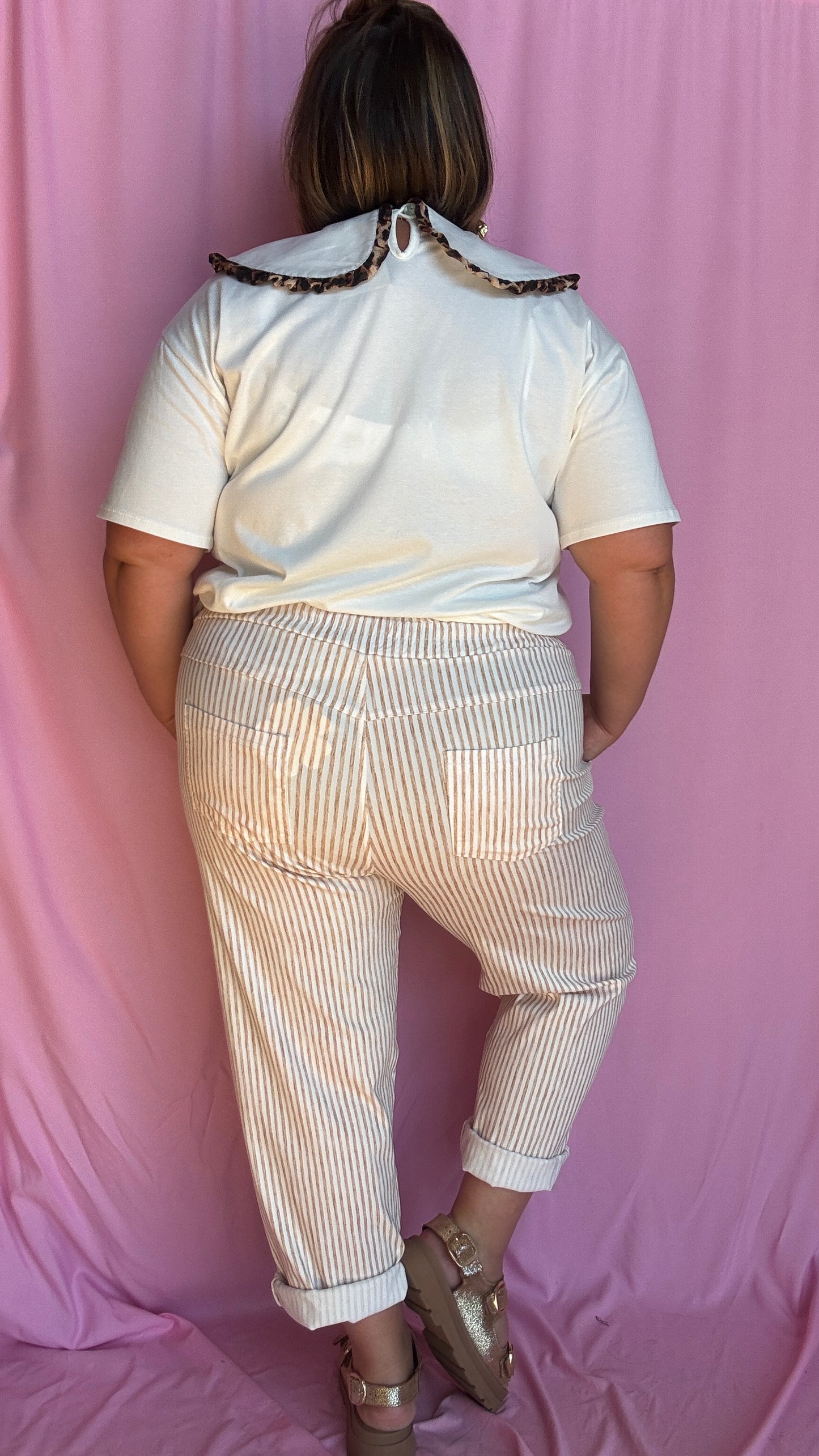 Ce pantalon chino grande taille à rayures verticales camel apporte de la structure à ta silhouette tout en restant ultra agréable à porter.