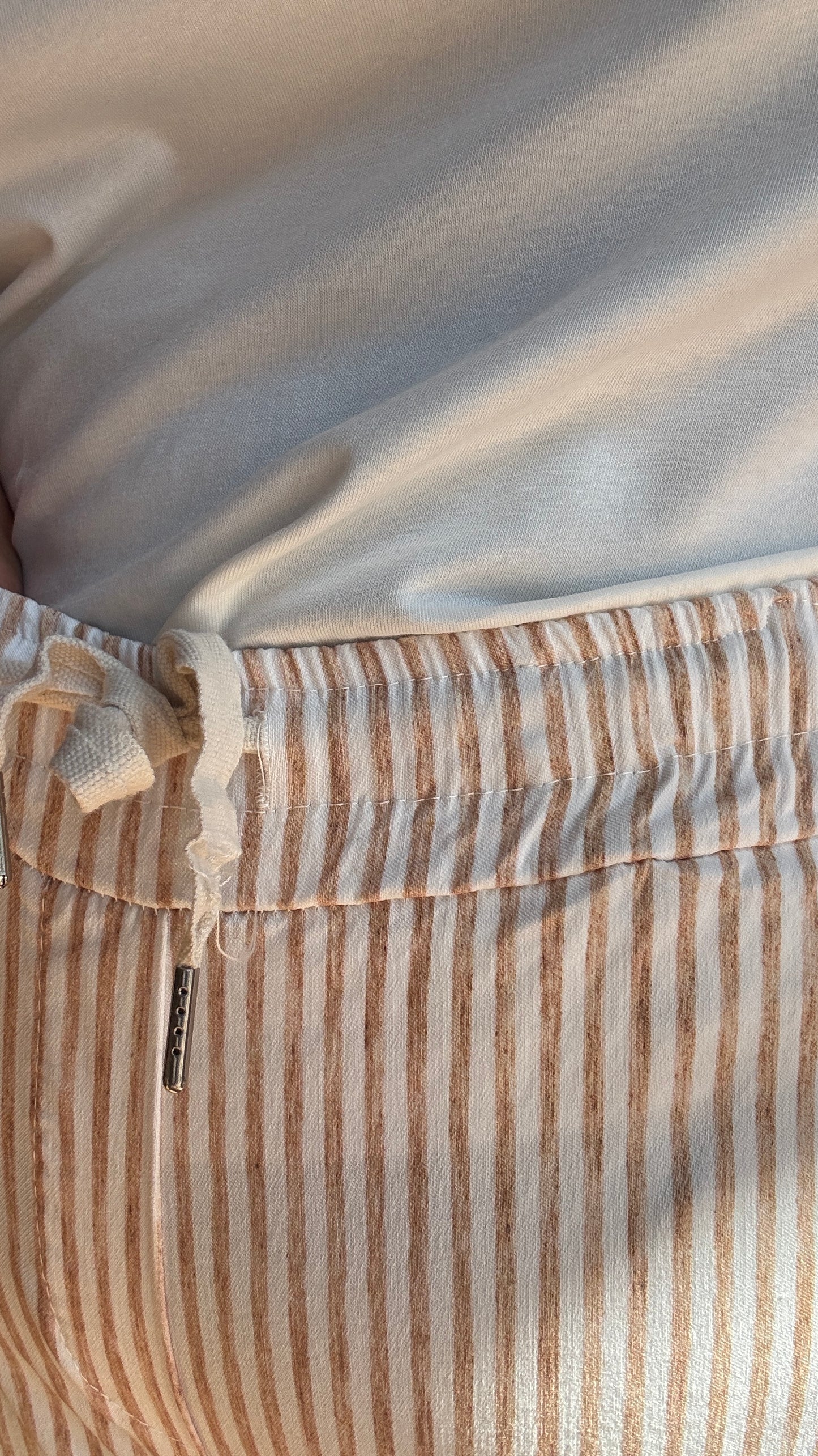 Ce pantalon chino grande taille à rayures verticales camel apporte de la structure à ta silhouette tout en restant ultra agréable à porter.