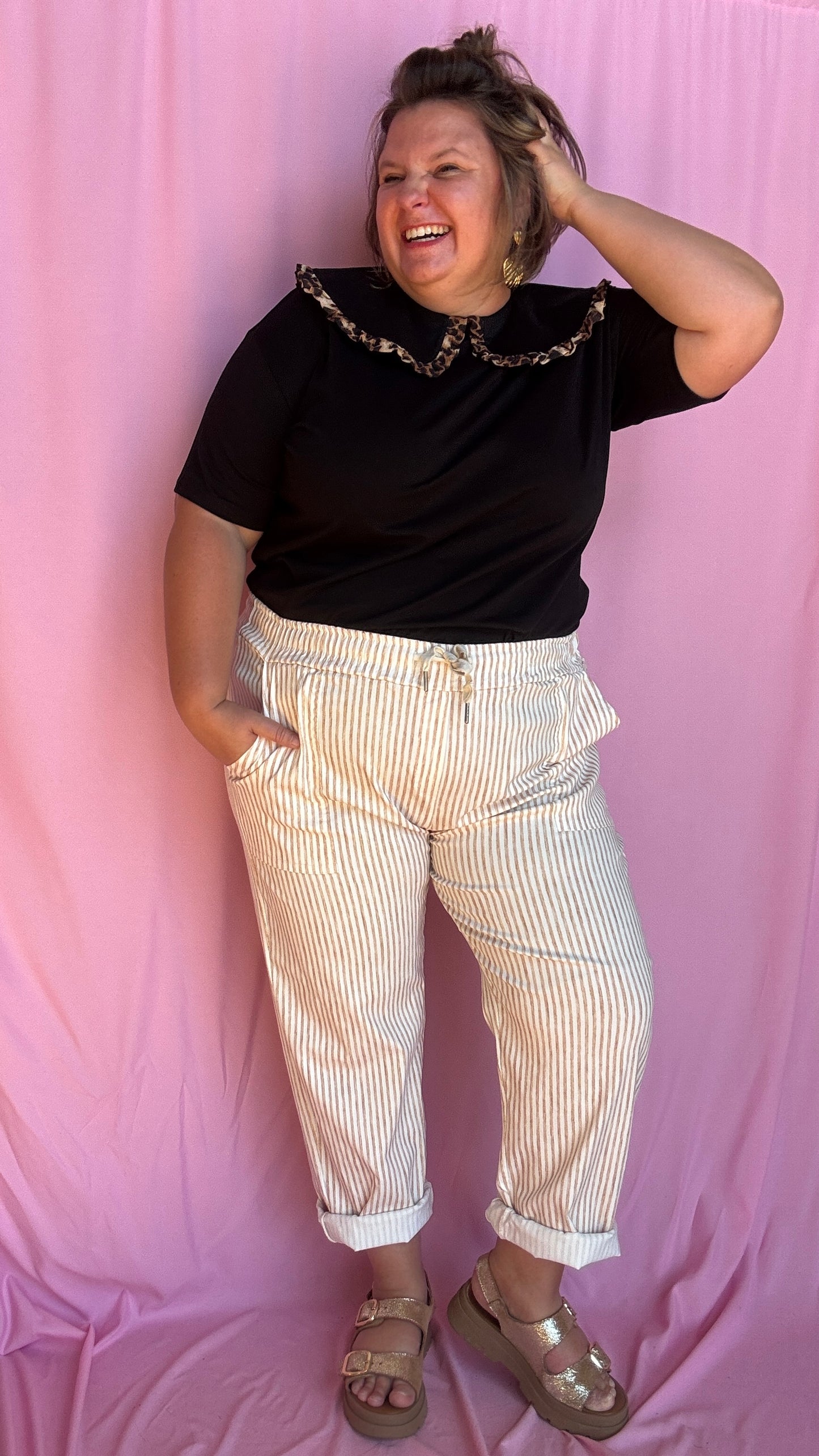 Ce pantalon chino grande taille à rayures verticales camel apporte de la structure à ta silhouette tout en restant ultra agréable à porter.