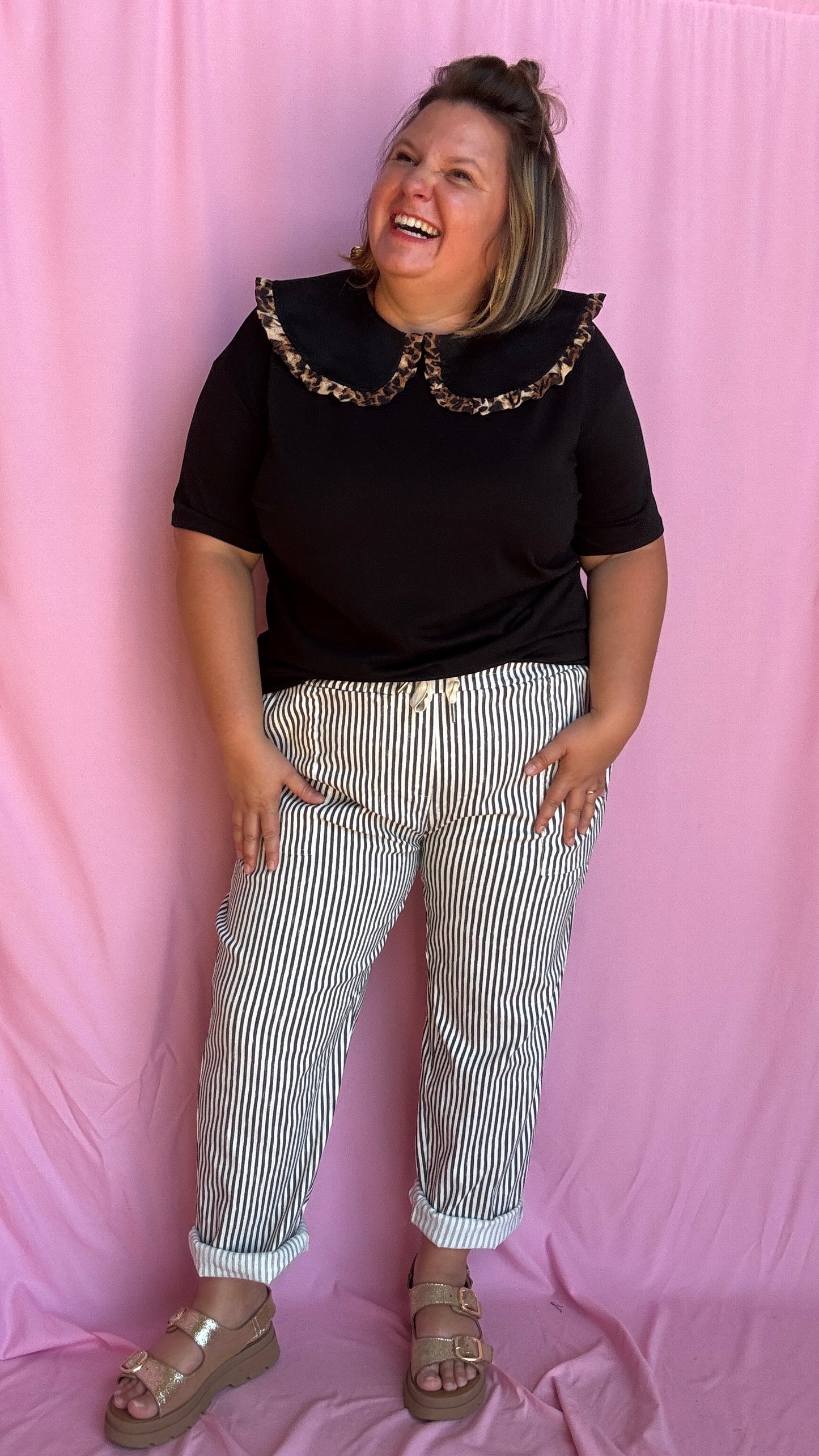 Ce pantalon chino grande taille à rayures verticales noires apporte de la structure à ta silhouette tout en restant ultra agréable à porter.