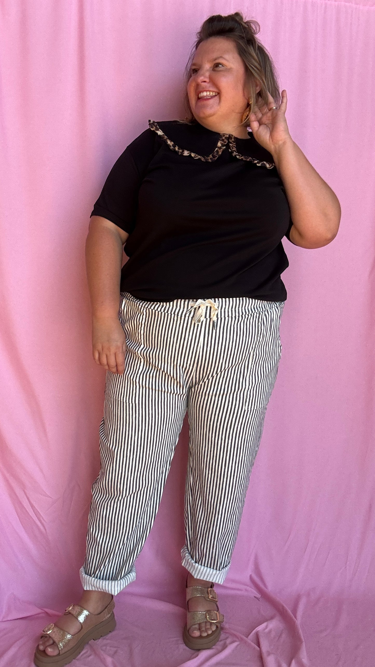 Ce pantalon chino grande taille à rayures verticales noires apporte de la structure à ta silhouette tout en restant ultra agréable à porter.