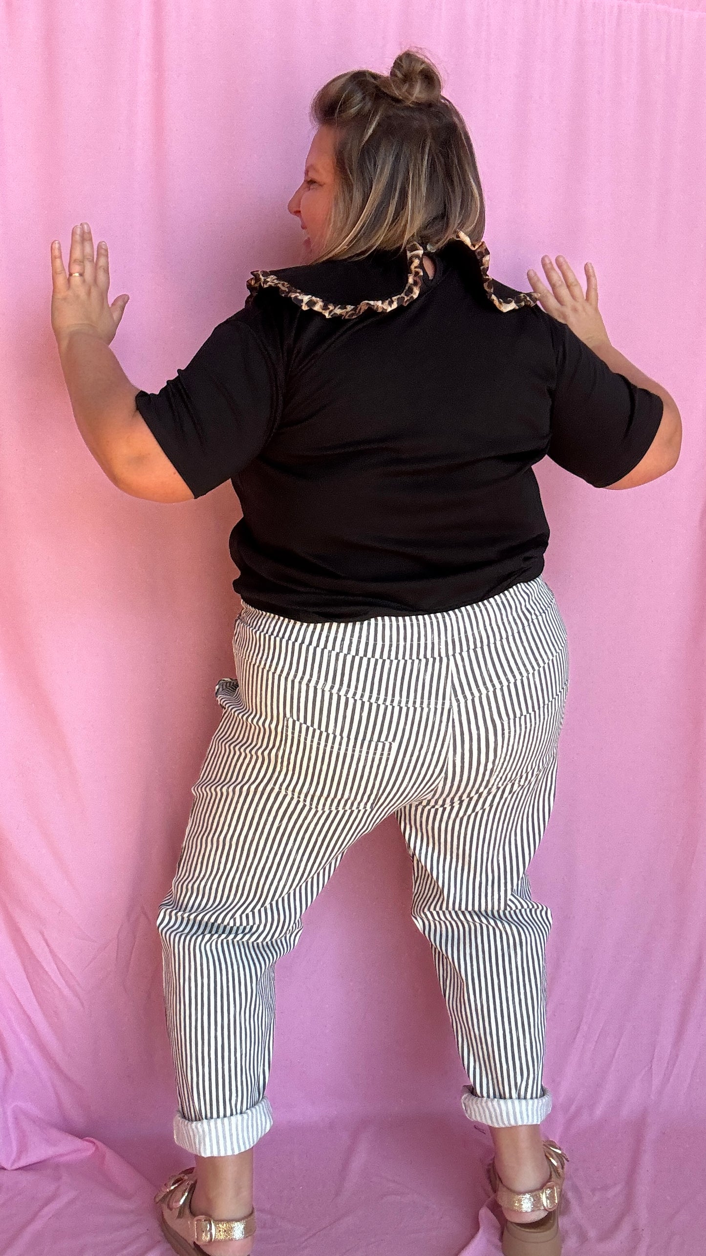 Ce pantalon chino grande taille à rayures verticales noires apporte de la structure à ta silhouette tout en restant ultra agréable à porter.