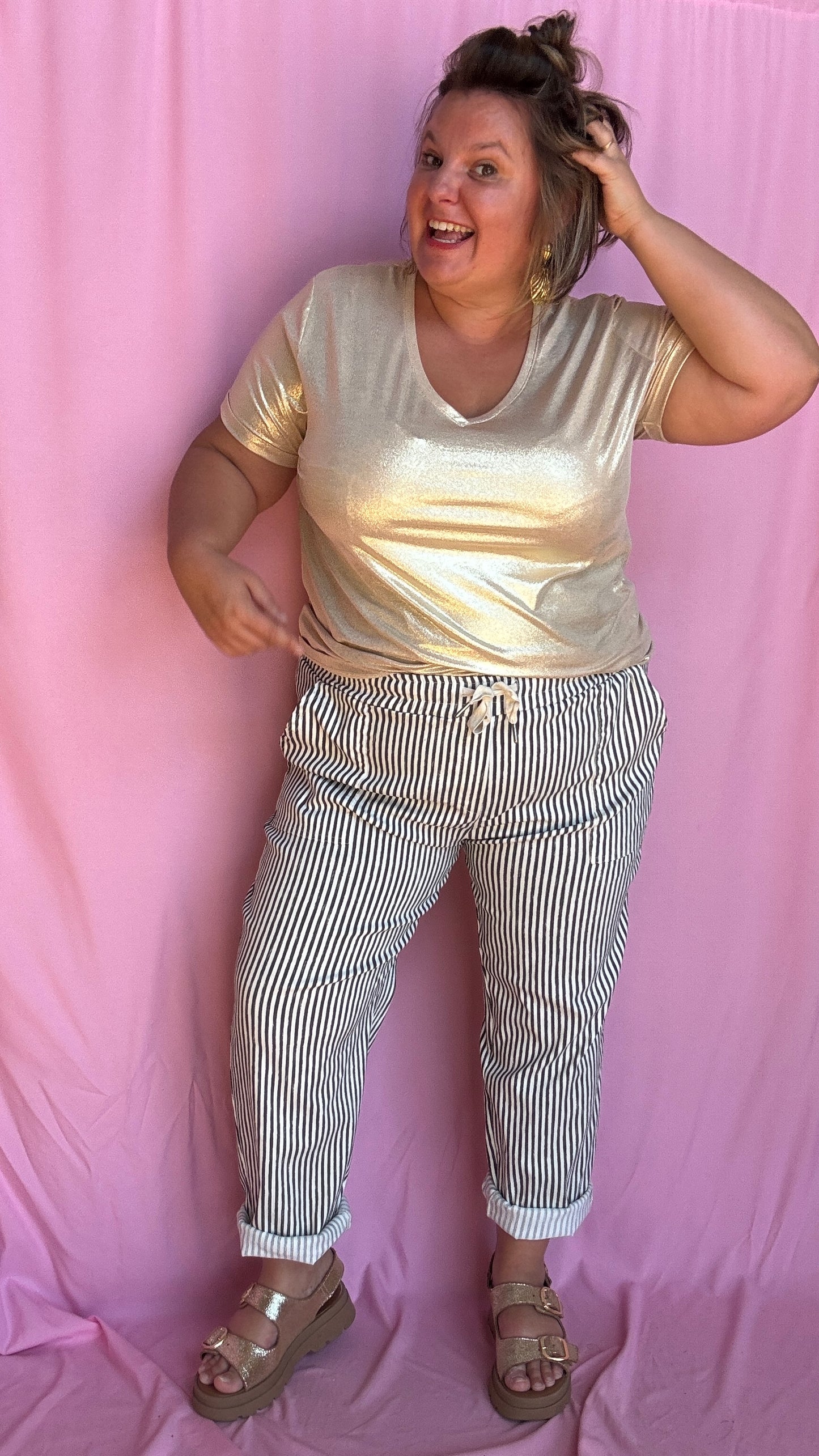 Ce pantalon chino grande taille à rayures verticales noires apporte de la structure à ta silhouette tout en restant ultra agréable à porter.