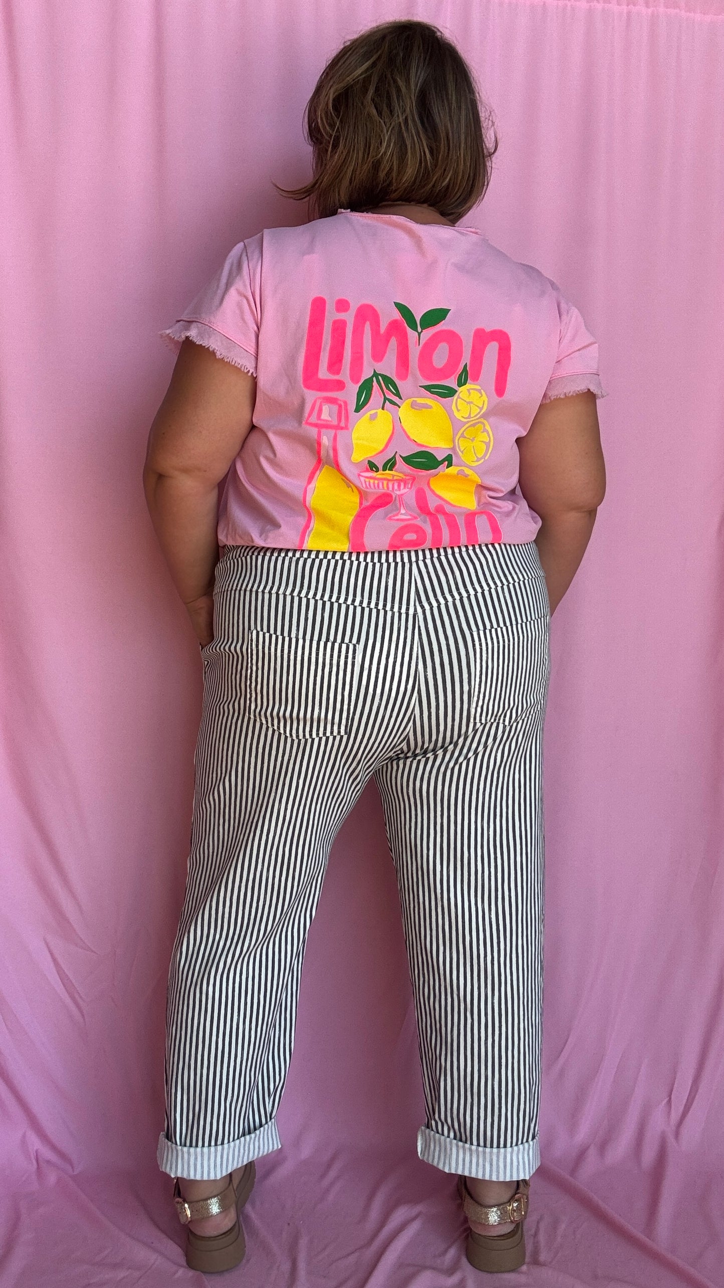 Ce pantalon chino grande taille à rayures verticales noires apporte de la structure à ta silhouette tout en restant ultra agréable à porter.