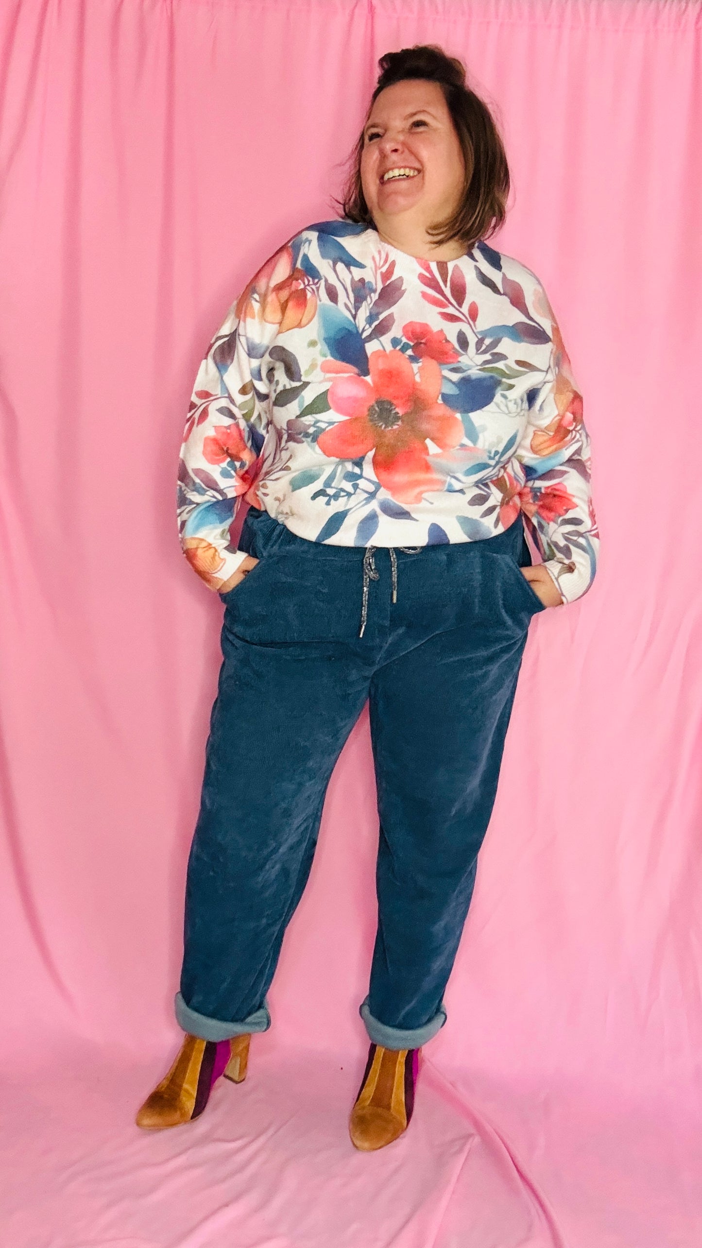 Ce pantalon en velours grande taille bleu canard est un allié idéal pour un look alliant confort et élégance.