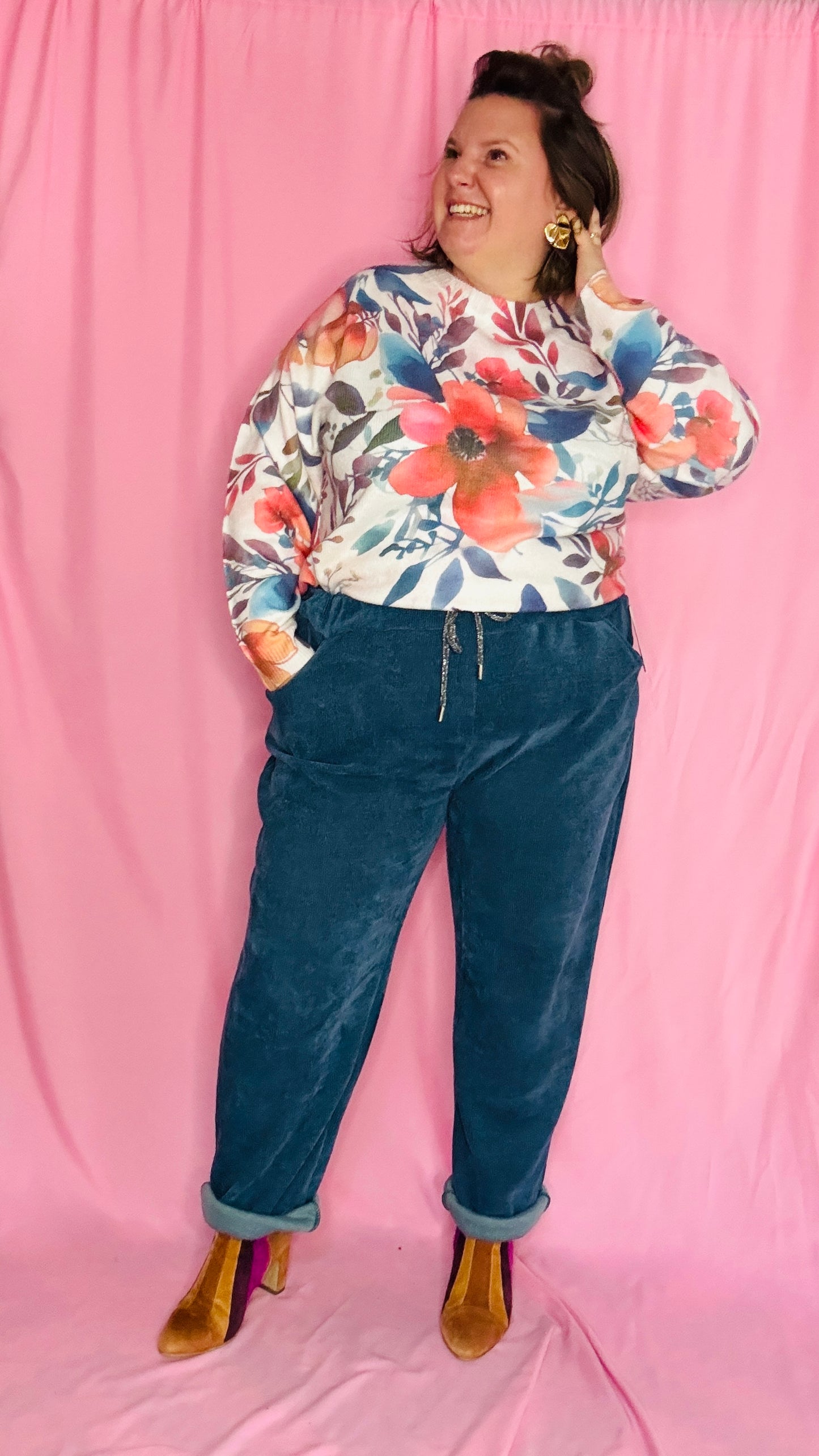 Ce pantalon en velours grande taille bleu canard est un allié idéal pour un look alliant confort et élégance.