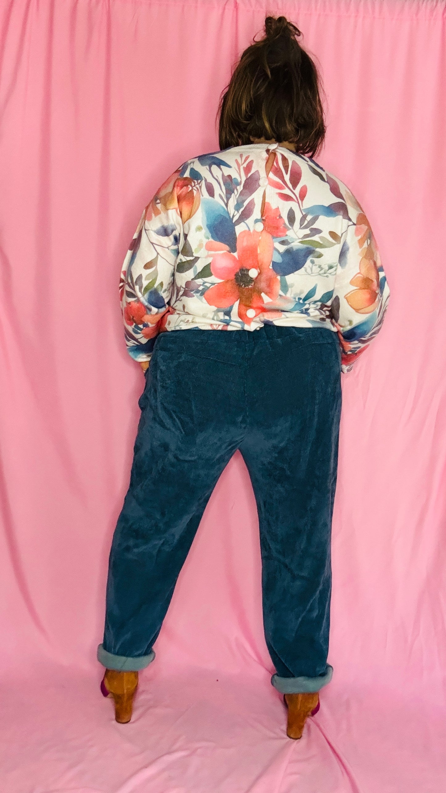 Ce pantalon en velours grande taille bleu canard est un allié idéal pour un look alliant confort et élégance.