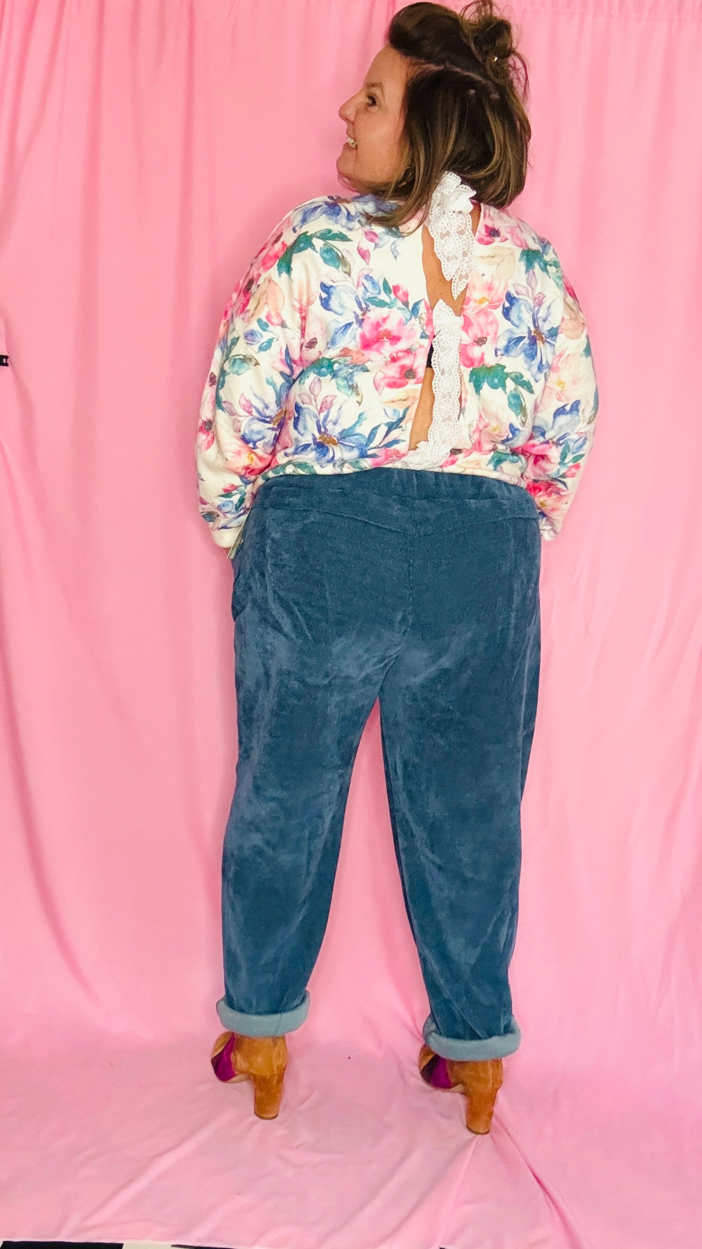 Ce pantalon en velours grande taille bleu canard est un allié idéal pour un look alliant confort et élégance.